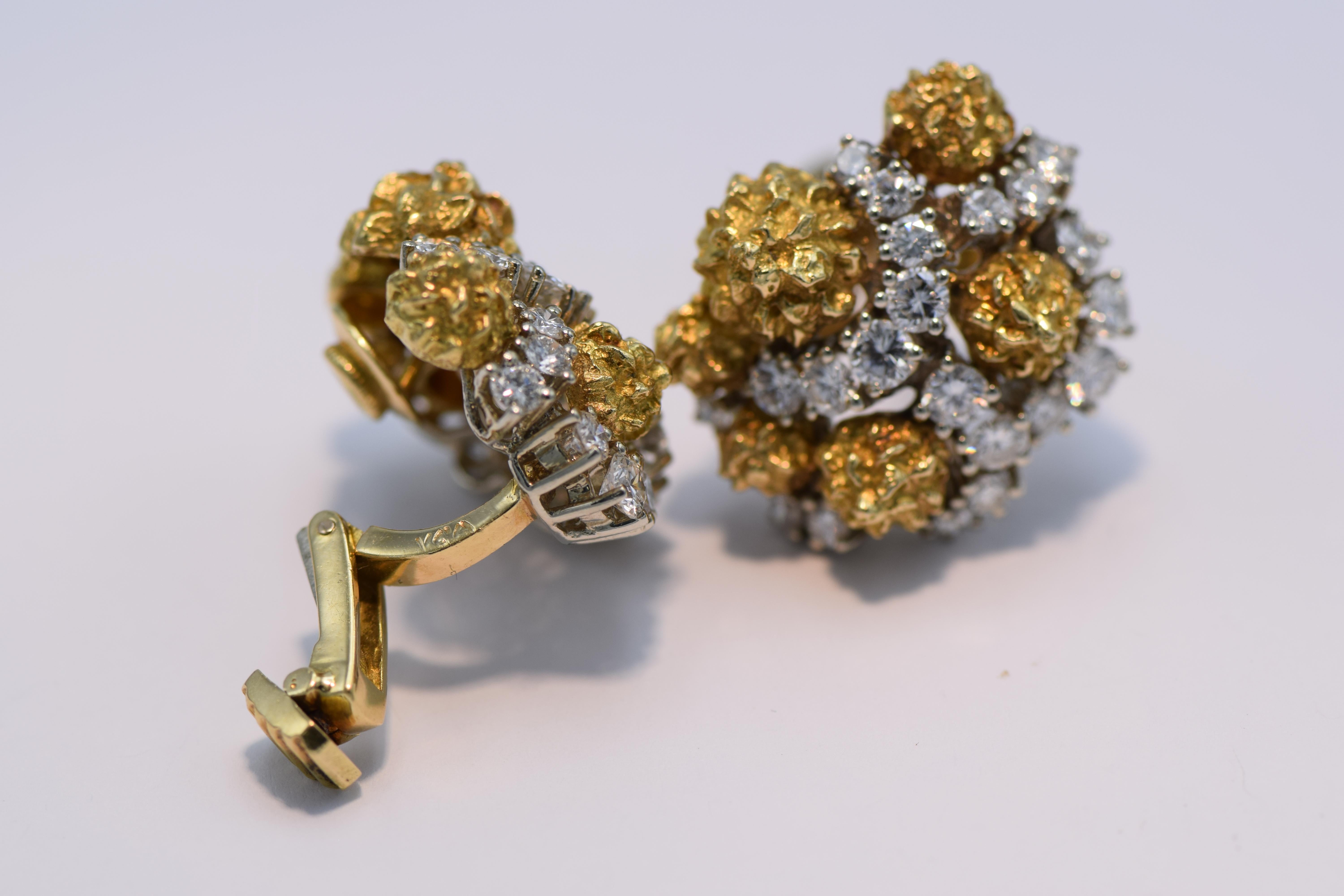 18 Karat zweifarbige Ohrclips aus Gold, Platin und Diamanten (Rundschliff) im Angebot