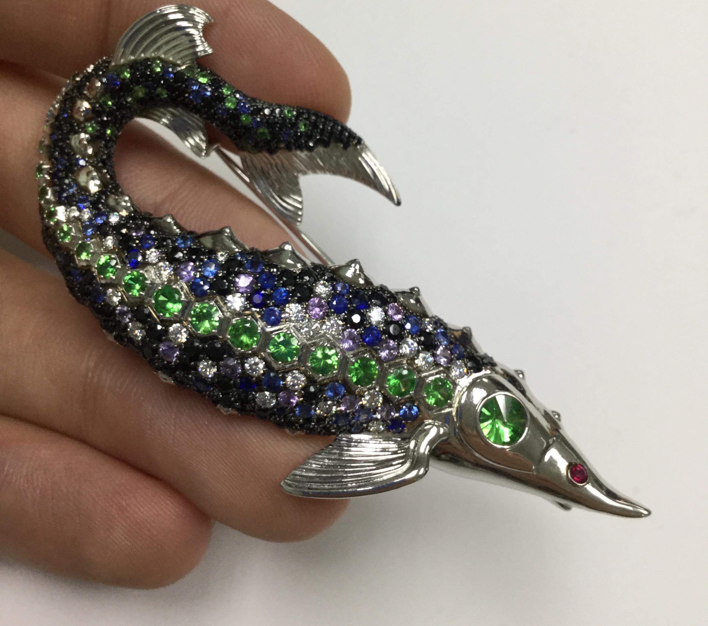 Diamant Saphir Tsavorit 18 Karat Schwarzgold Sturgeon Brosche im Zustand „Neu“ im Angebot in Bangkok, TH