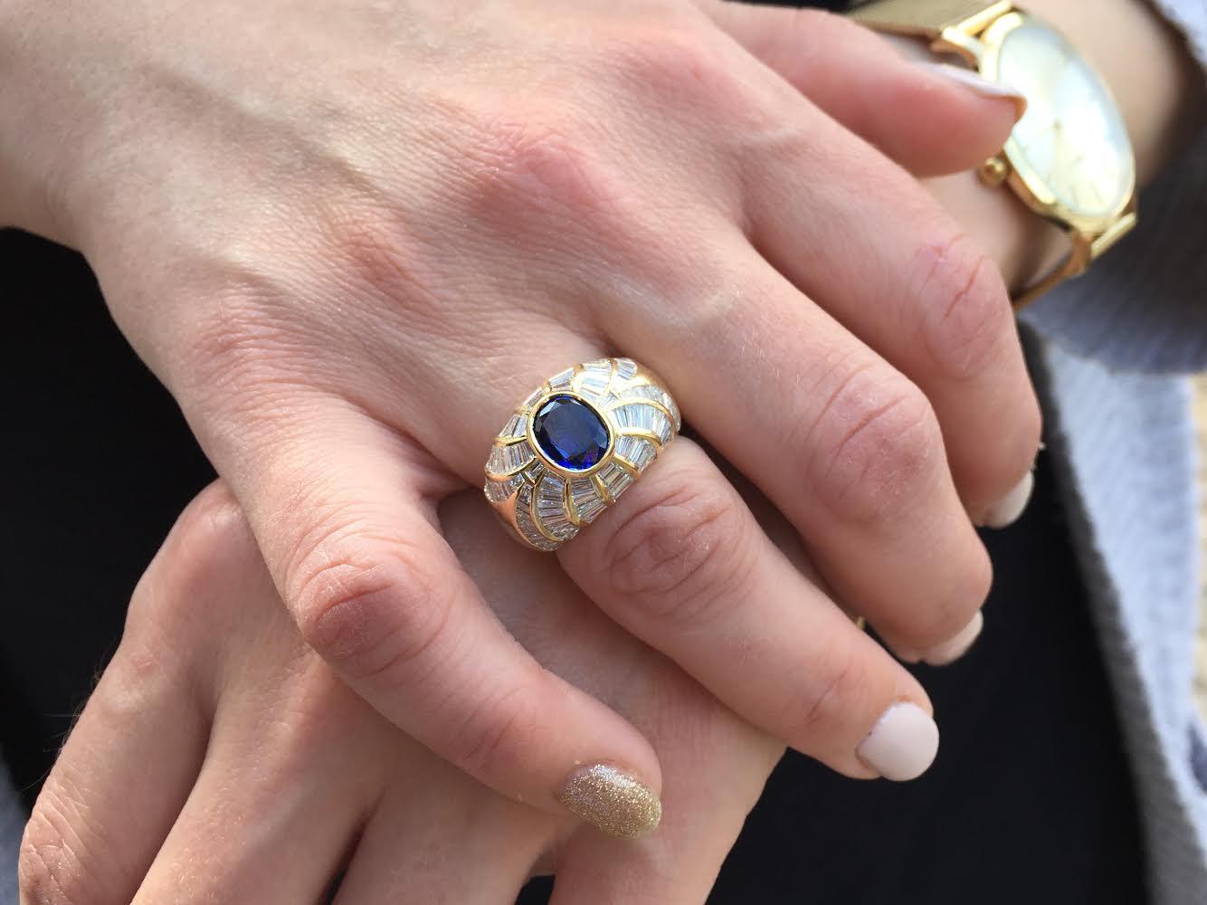 18 Karat Blue Sapphire and Baguette Diamond Cocktail Ring For Sale 2