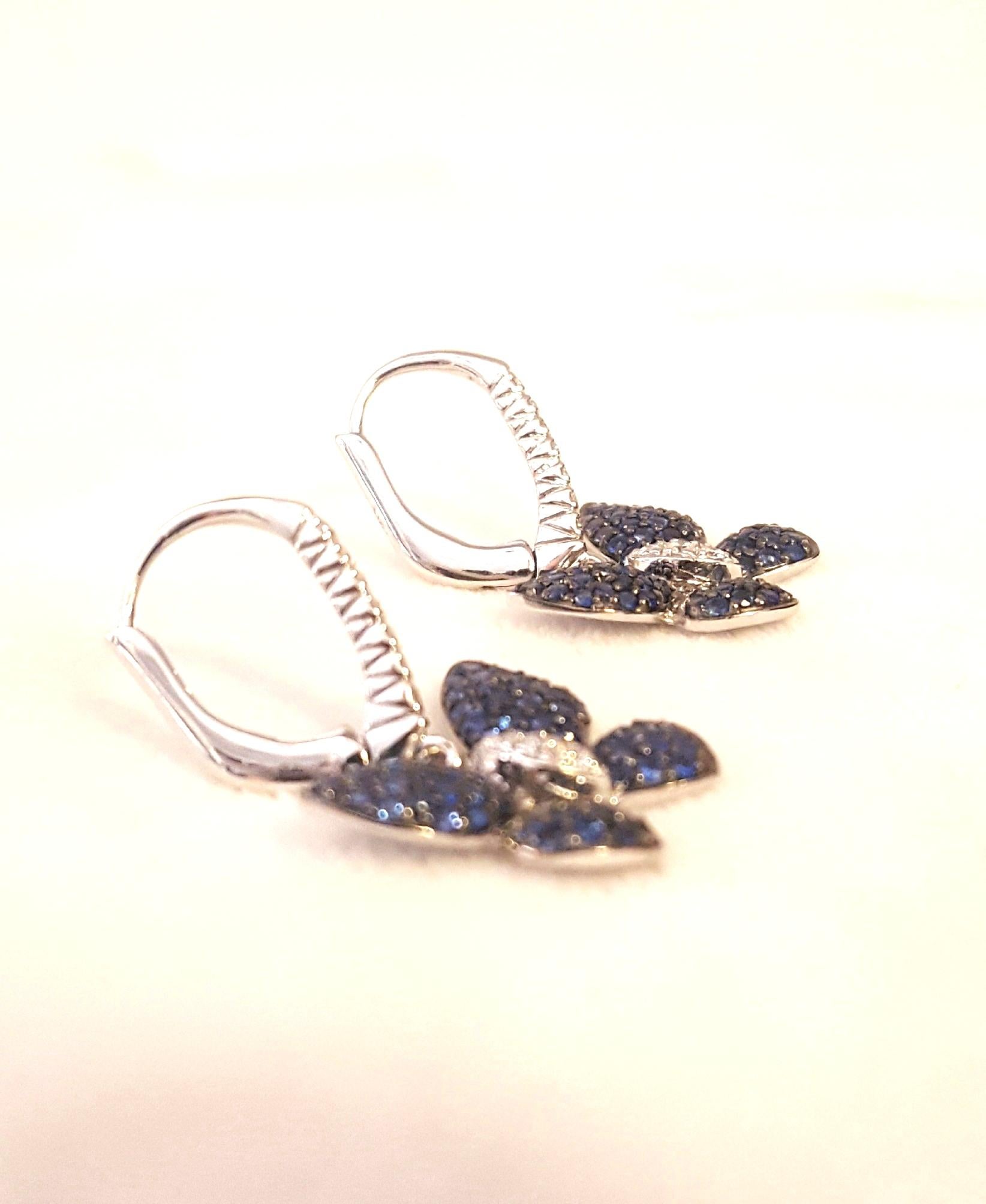 Contemporary 18 Karat Blue Sapphire and White Diamond Pierced Earrings For Sale