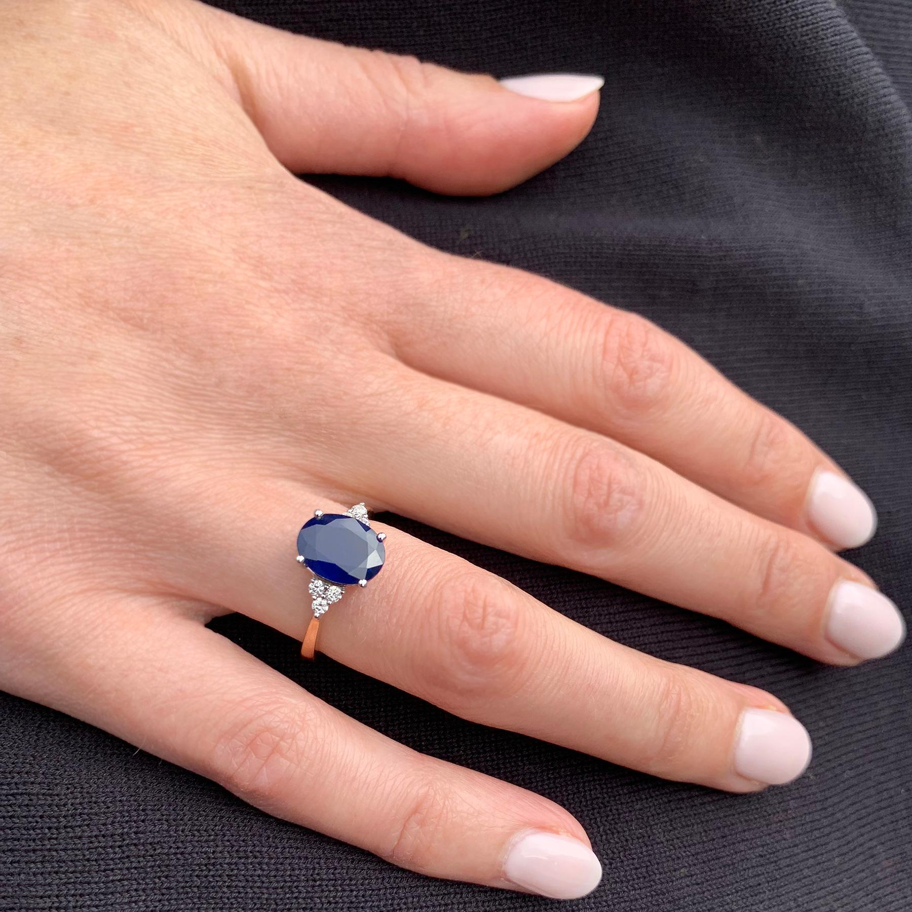 Contemporary 18 Karat Blue Sapphire Diamond Ring For Sale