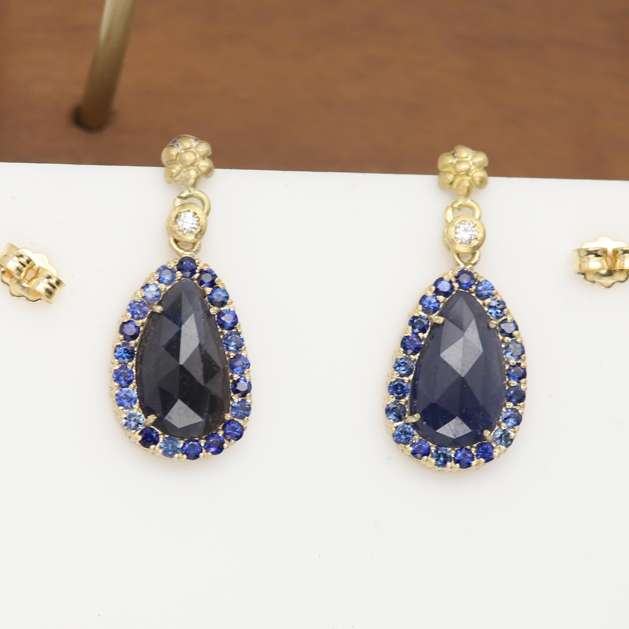 Vintage Artistic Blue Sapphire Dangle Earrings
Natürlicher geschliffener Saphir ca. 6,0 Karat 
wenige kleine natürliche Diamanten G-VS 
Echtes 18k Gelbgold ca. 6,8 Gramm
Metall ist Matte Textur- nicht poliert- Vintage-Stil 
Baumeln Länge: ca.  1'