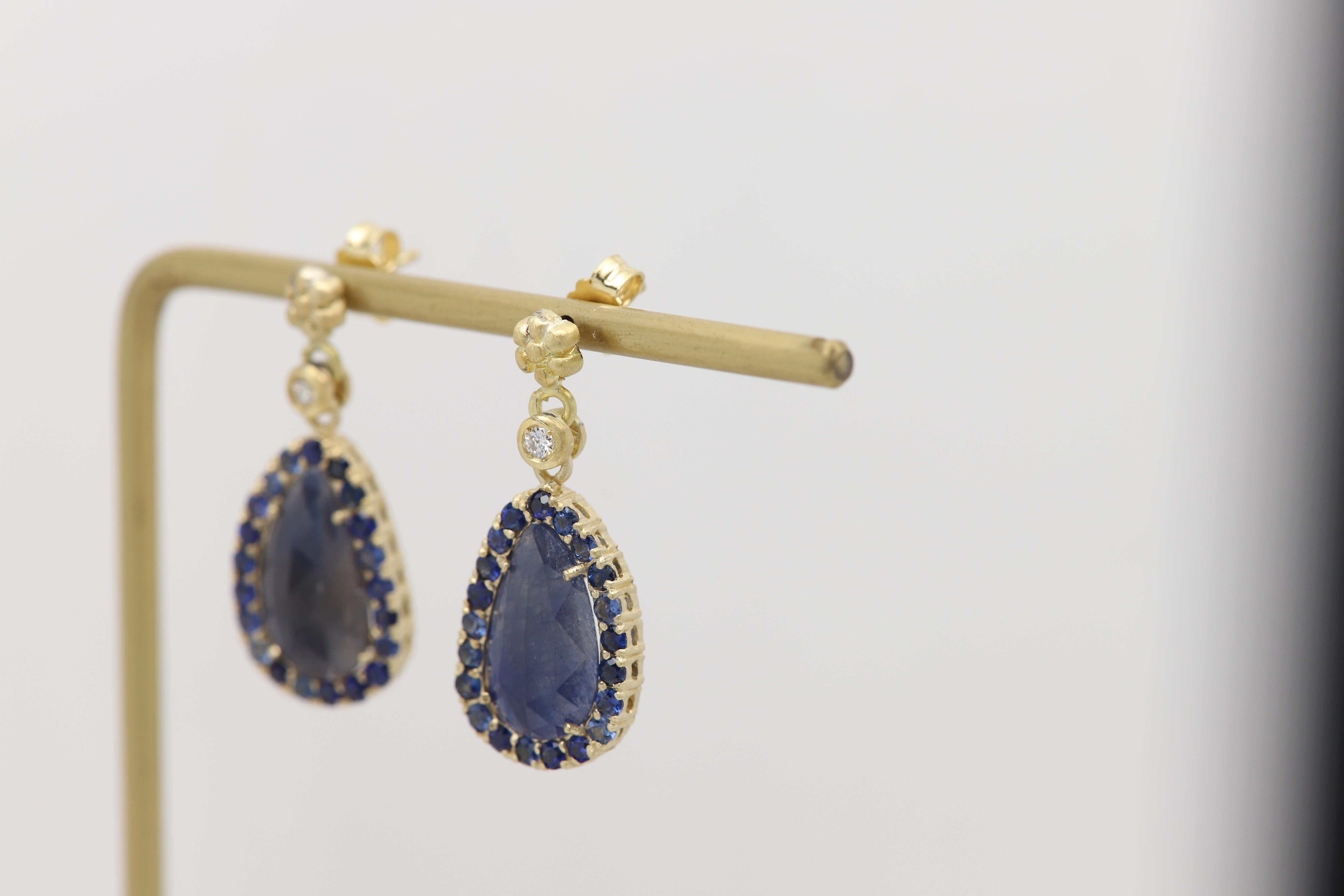 18 Karat Blauer Saphir Ohrringe geschnittener Vintage Saphir Gelbgold im Zustand „Neu“ im Angebot in Brooklyn, NY
