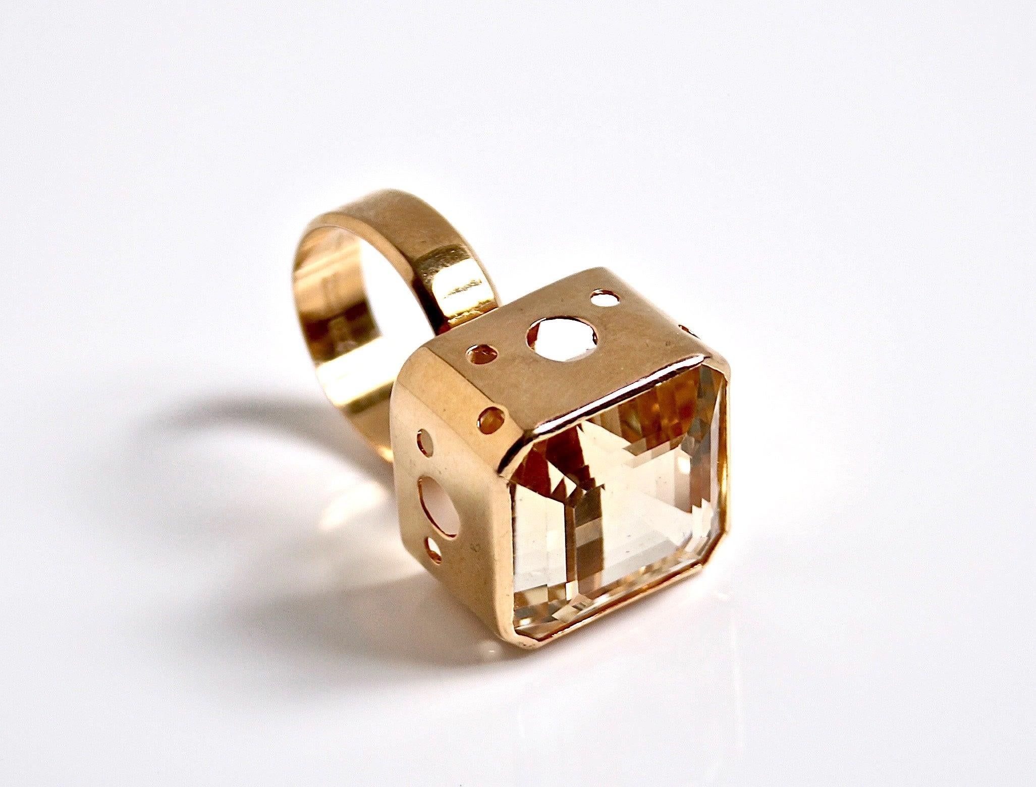18 Karat Bold Gold and Citrine Ring, 1970 In Good Condition For Sale In London, GB