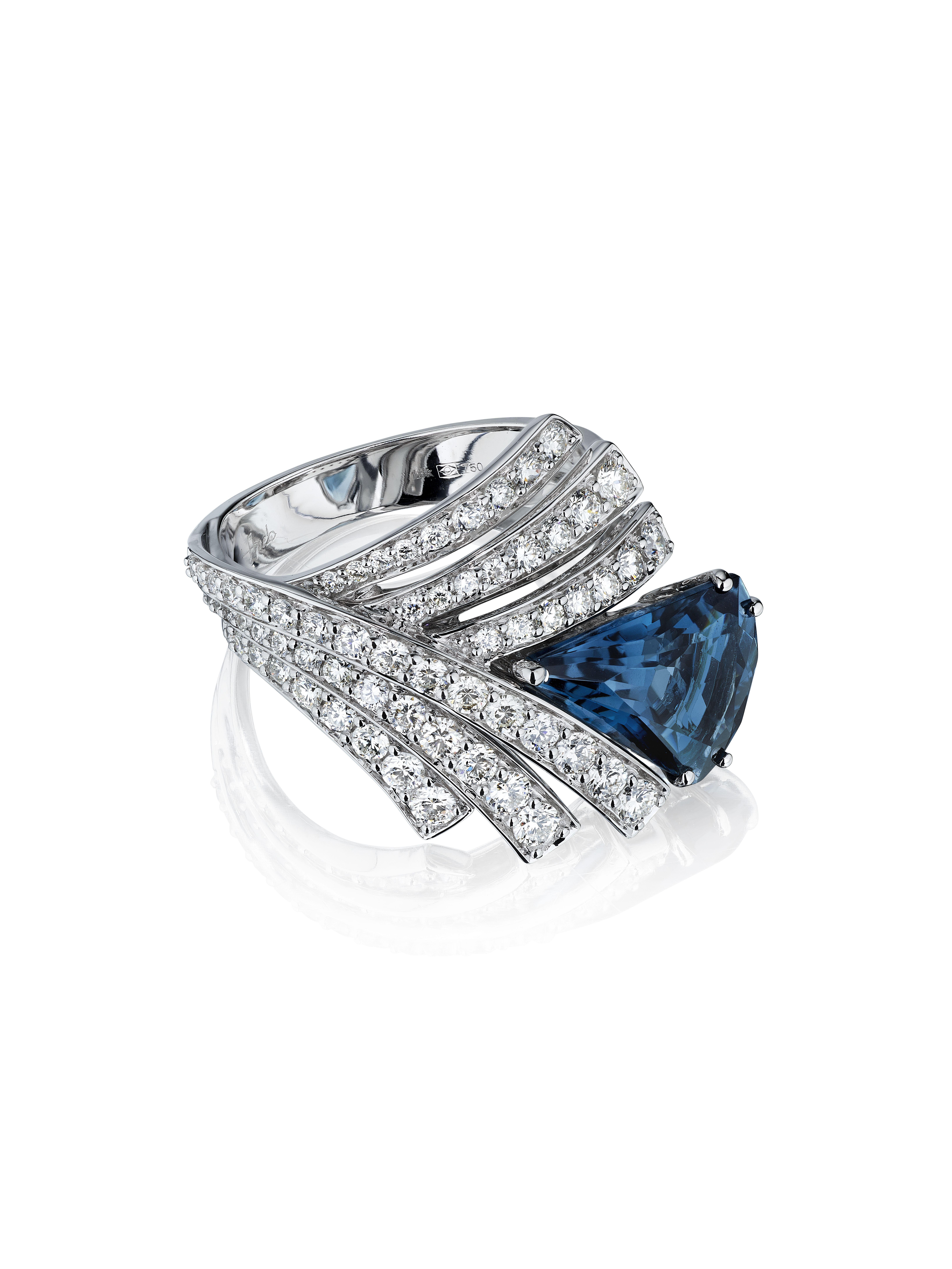 18 Karat Botanica Weißgold Ring mit Vs Gh Diamanten und blauem Topas (Trillionschliff) im Angebot