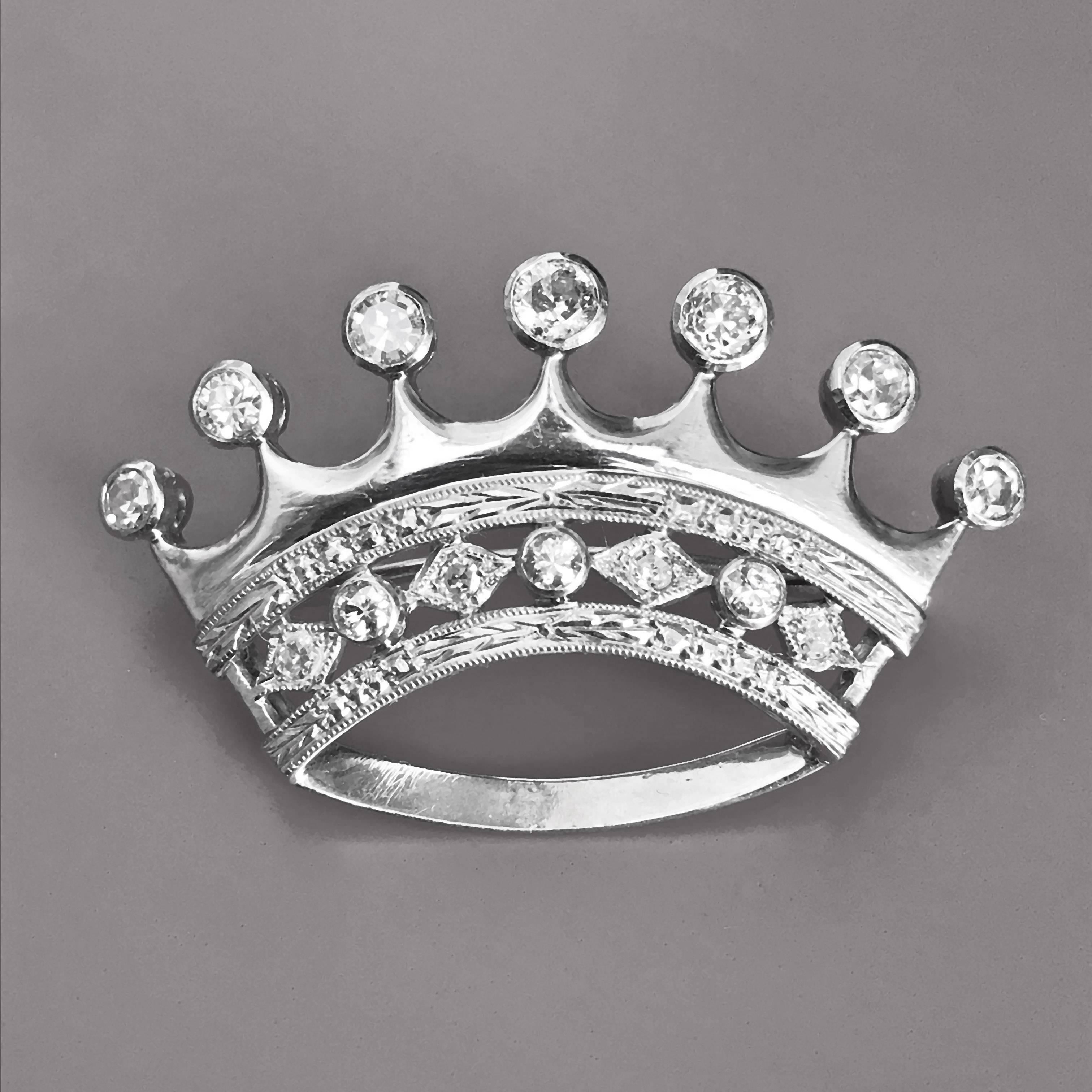 18-Karat Brooch in White Gold and Diamonds, Crown-Shaped Pins In Good Condition In Roma, IT