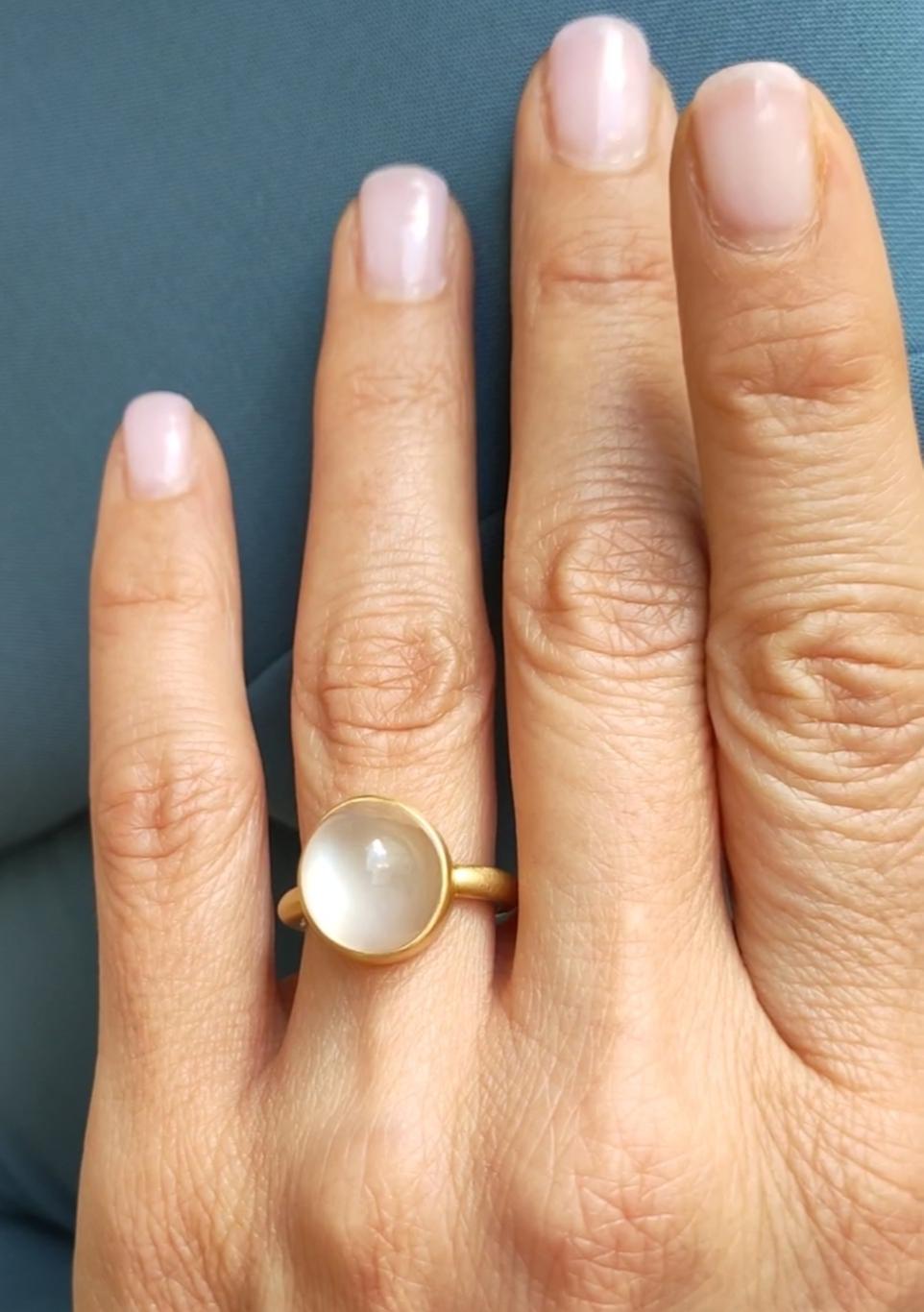 Designed by Eva Soussana, artist and founder of Hera-Jewellery, these elegant and refined signet ring is from the 