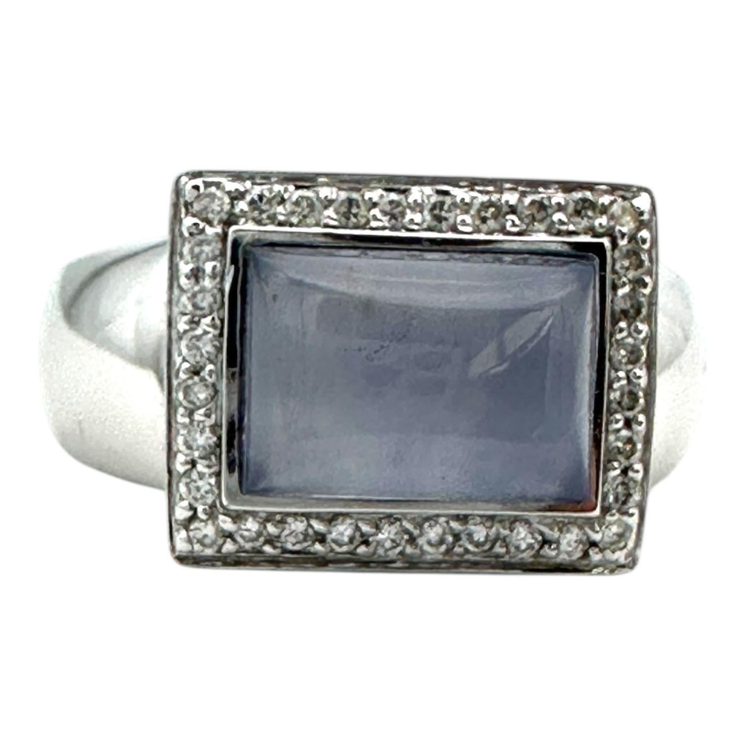 Dieser atemberaubende Ring besteht aus einem rechteckigen Chalcedon und einem Diamant-Halo mit den Maßen 14,20 x 12 mm. Das Gesamtgewicht der Diamanten beträgt 0,22 Karat, die Reinheit VS und die Farbe G. Das 18-karätige Gold mit Chalcedon-Edelstein