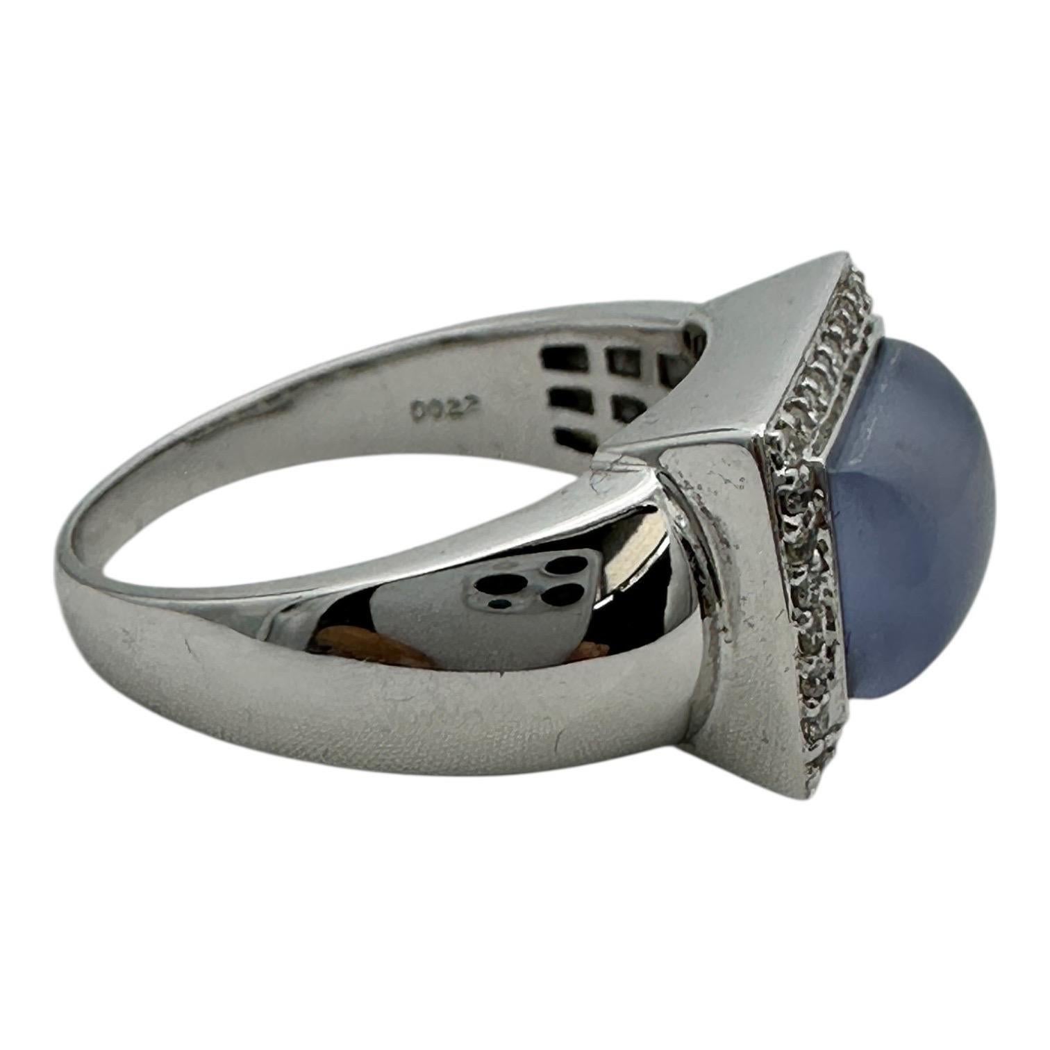 18 Karat Chalcedon Cabochon und Diamant Halo Ring im Angebot 2