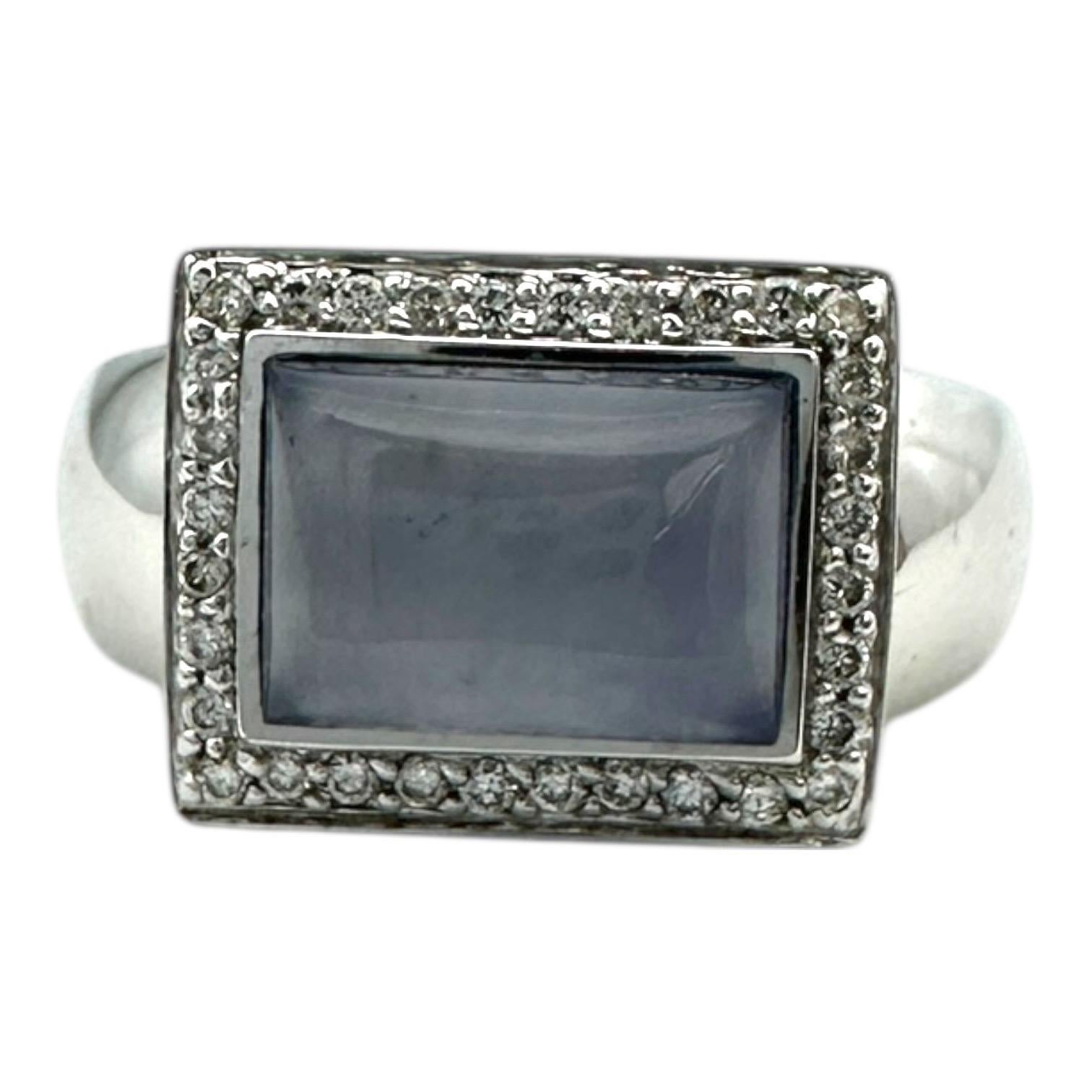 18 Karat Chalcedon Cabochon und Diamant Halo Ring im Angebot