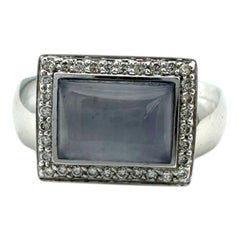 18 Karat Chalcedon Cabochon und Diamant Halo Ring