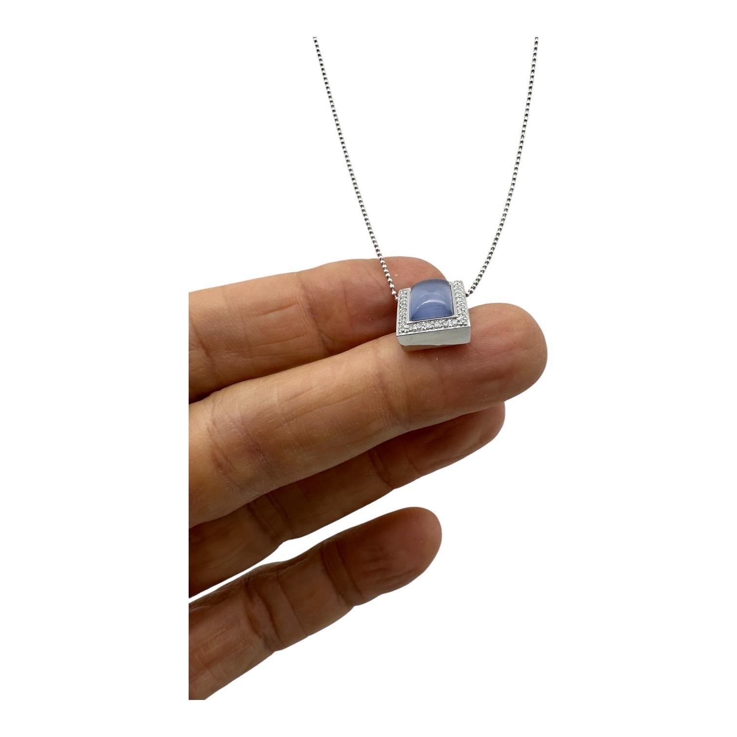 18 Karat Chalcedon Edelstein und Diamant Halo-Anhänger mit Kette (Cabochon) im Angebot