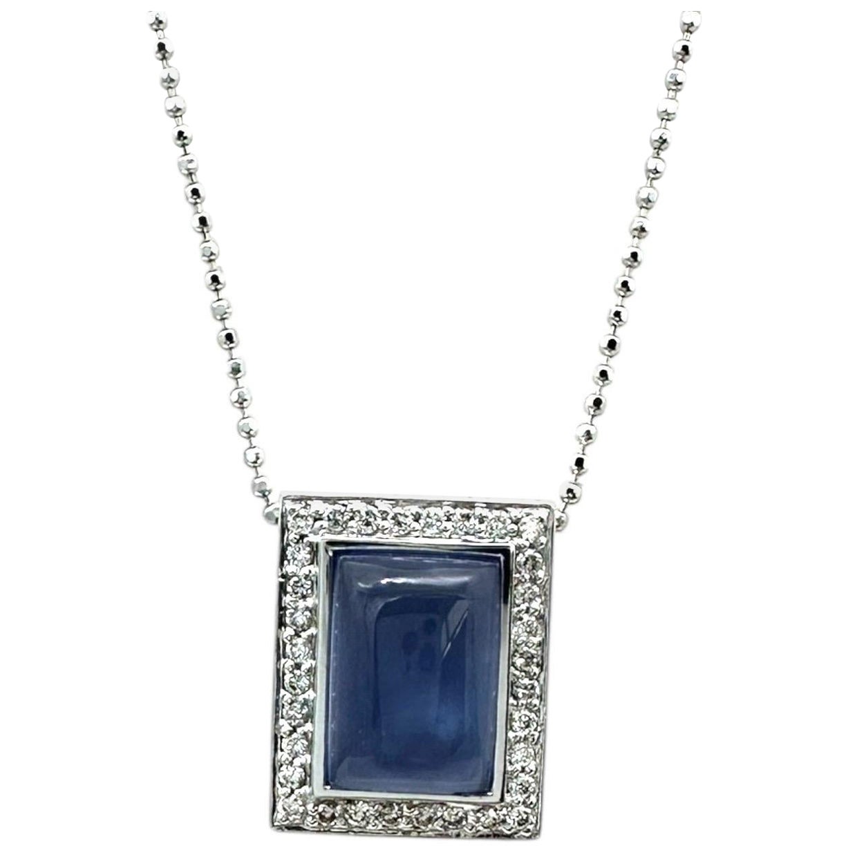 18 Karat Chalcedon Edelstein und Diamant Halo-Anhänger mit Kette im Angebot