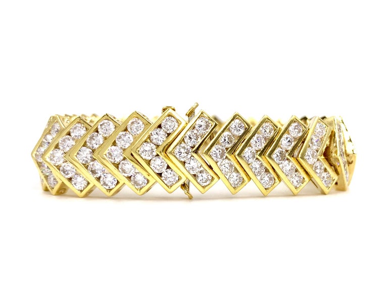 18 Karat Chevron Diamond Bracelet 14.20 Carat Total Weight For Sale at ...
