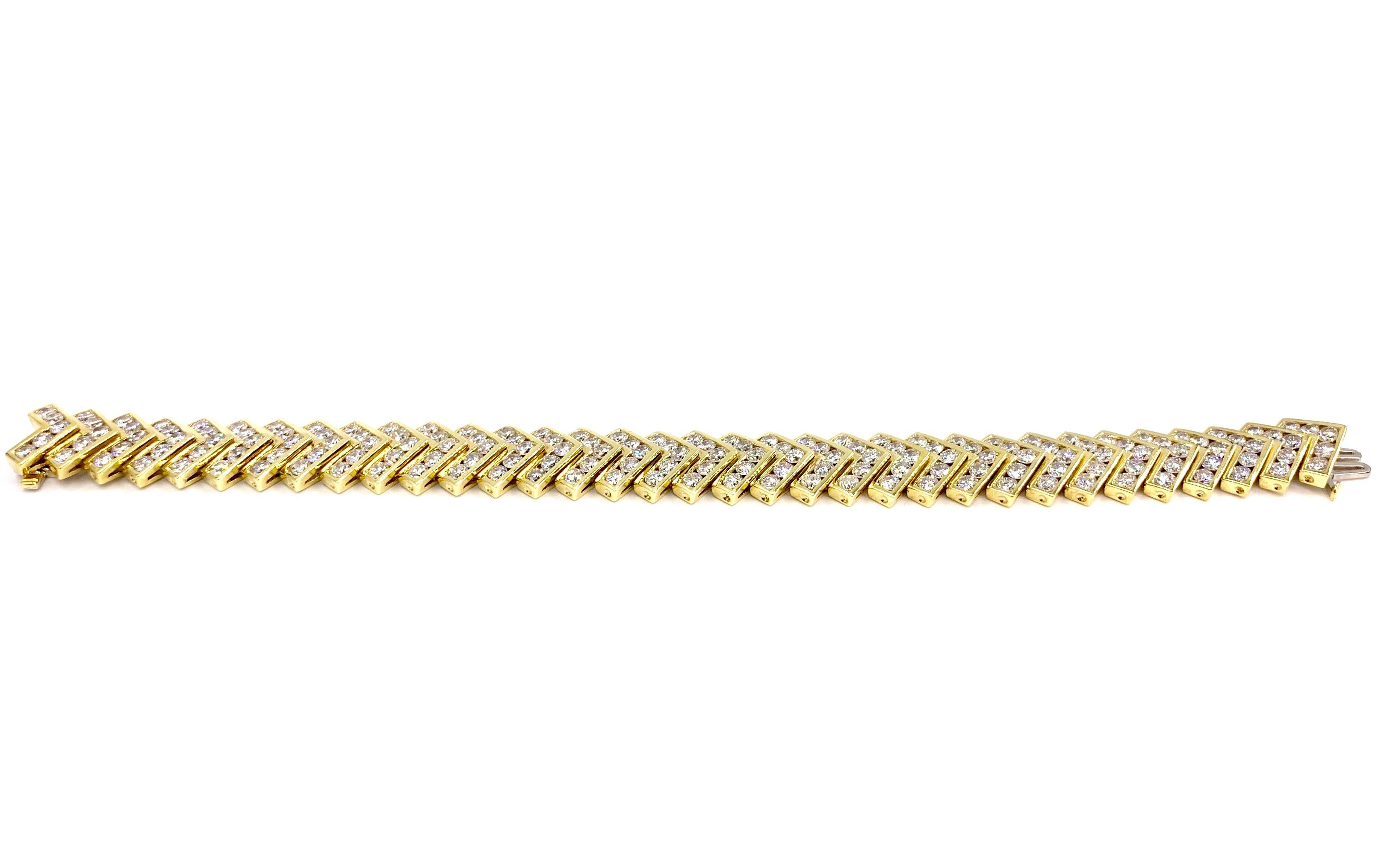 Round Cut 18 Karat Chevron Diamond Bracelet 14.20 Carat Total Weight For Sale