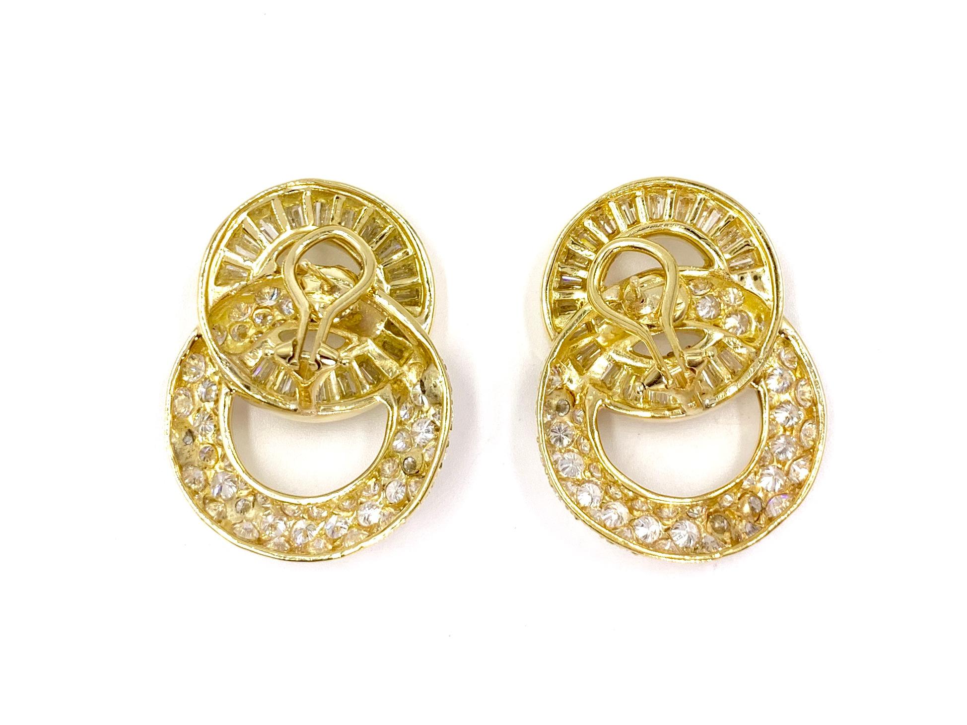18 Karat Circle Drop Diamond Earrings In Good Condition In Pikesville, MD