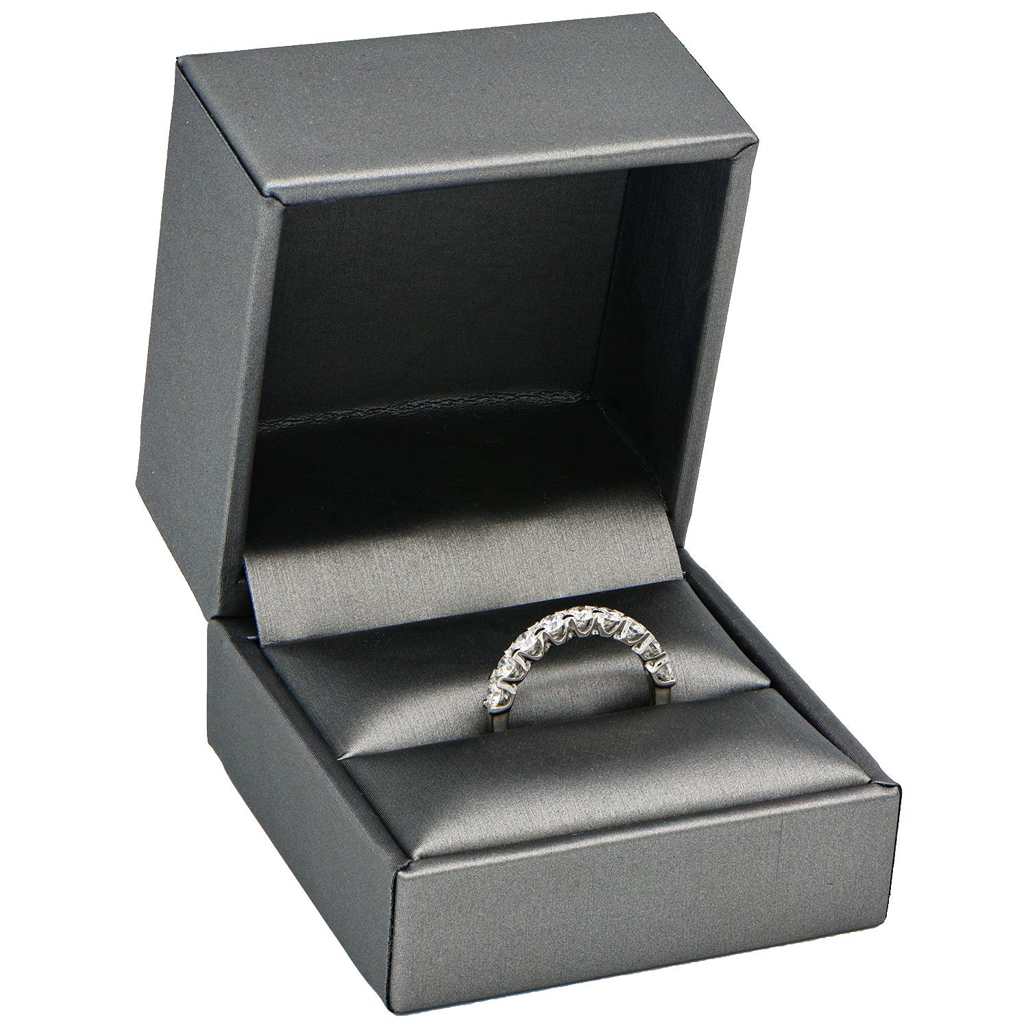 Contemporain Bracelet classique en diamants 18 carats avec de belles griffes en vente