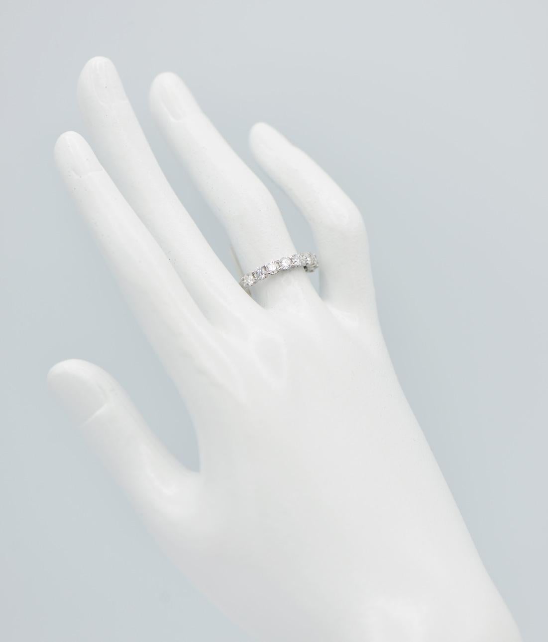 Taille ronde Bracelet classique en diamants 18 carats avec de belles griffes en vente