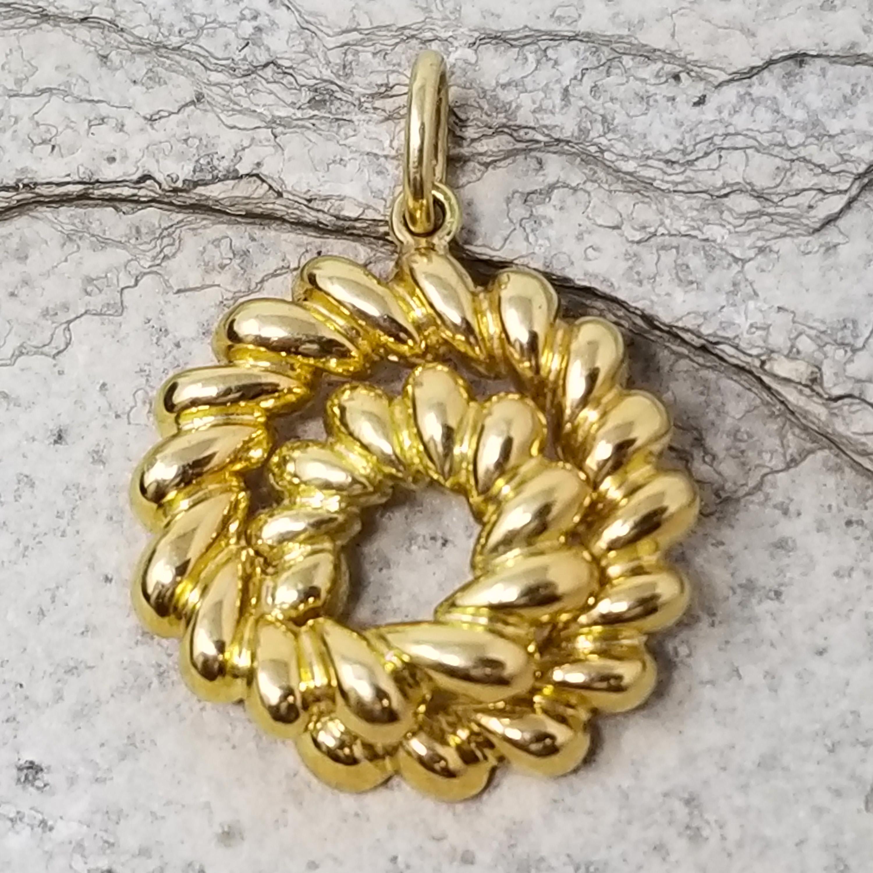 This classic Tiffany & Co. Shrimp Pendant is a rare shape, and difficult to source.

This pendant is in very good pre-owned condition.

-18kt Gold
-approximately 33mm long (1.30
