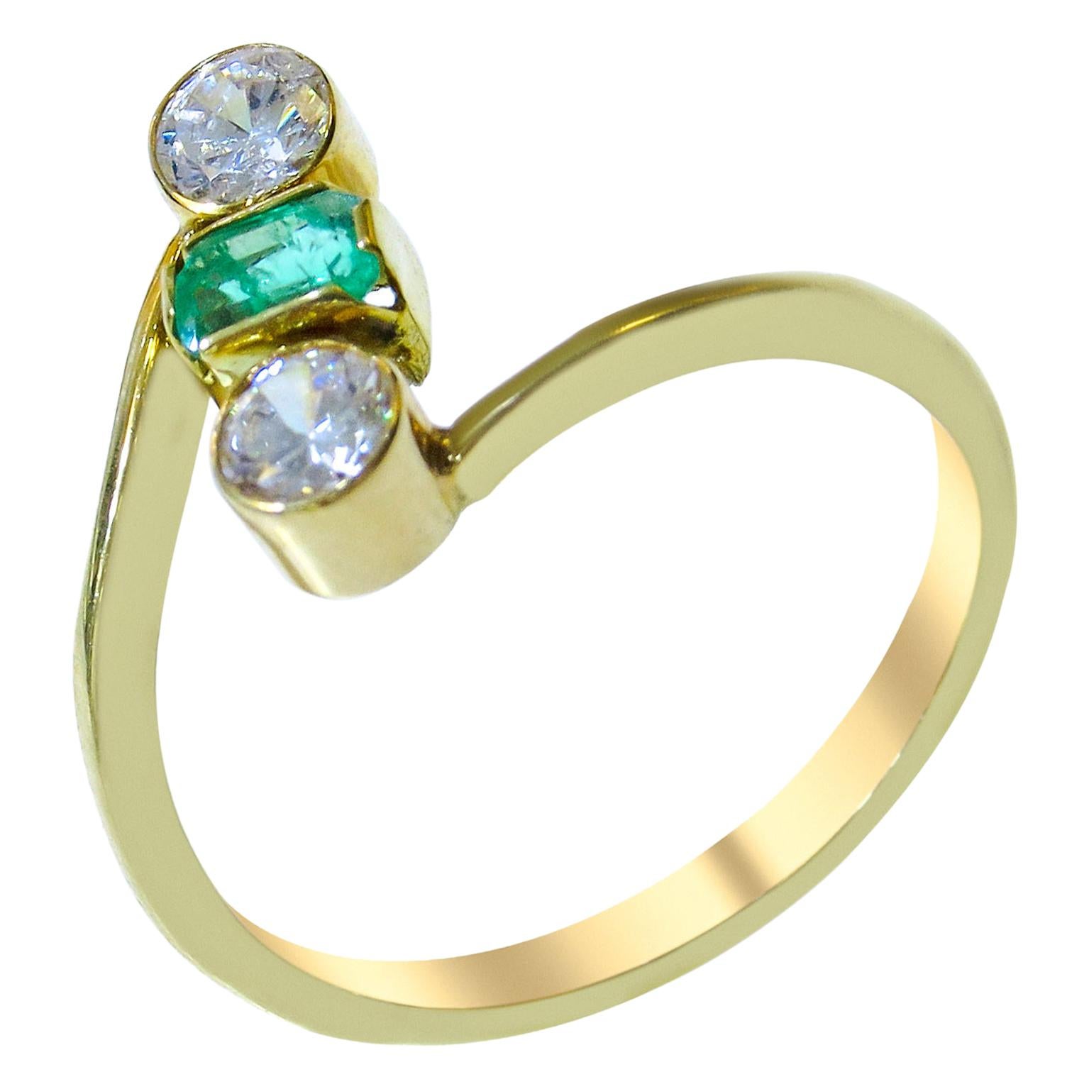 18 Karat Colombian Emerald Ladies Ring For Sale