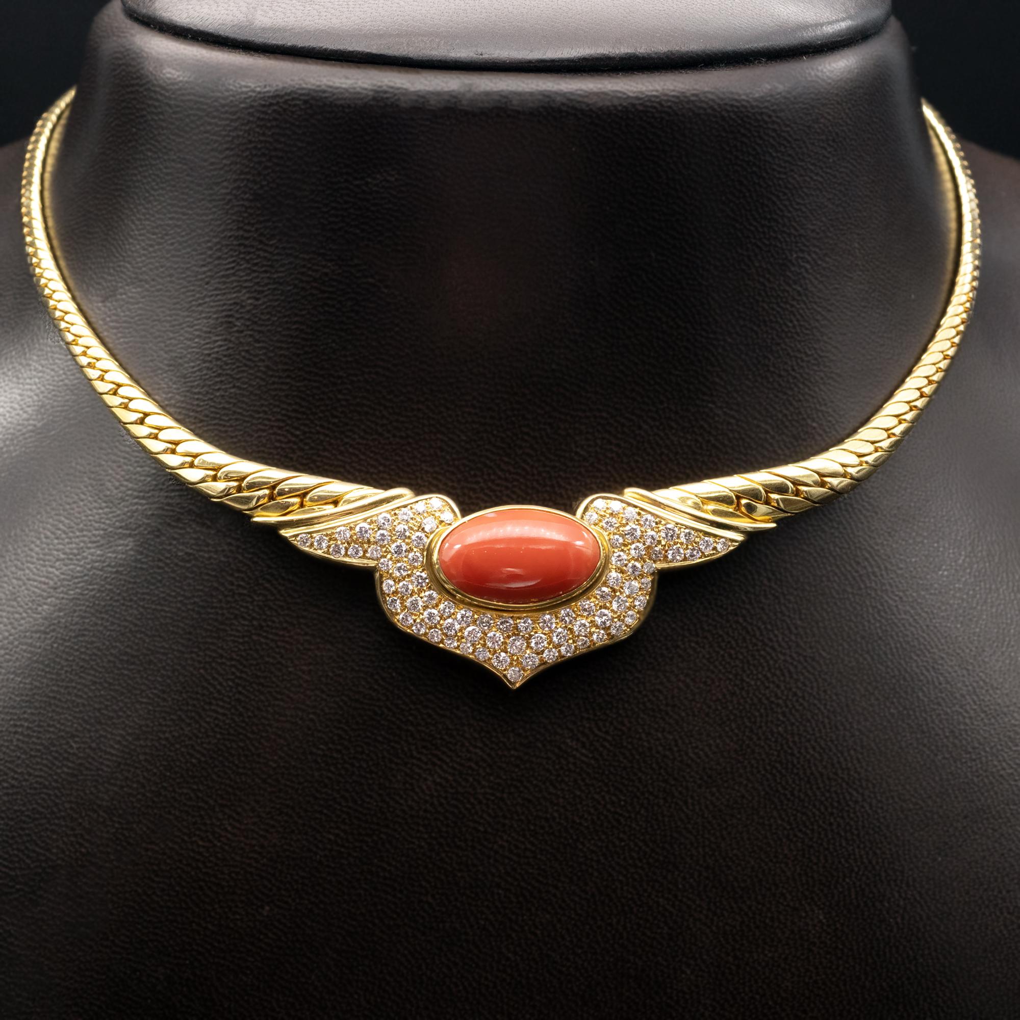 Beautiful 18 Karat Coral and diamonds choker Necklace ; An 18 mm long oval coral is nested in motive pavé set with  round brilliant cut diamonds . Very nice make , jou can see the beehive openings behind the diamonds
Diamonds: Approx. 2 carat  FG