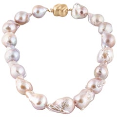 Collier de perles baroques roses de culture avec fermoir 18 carats