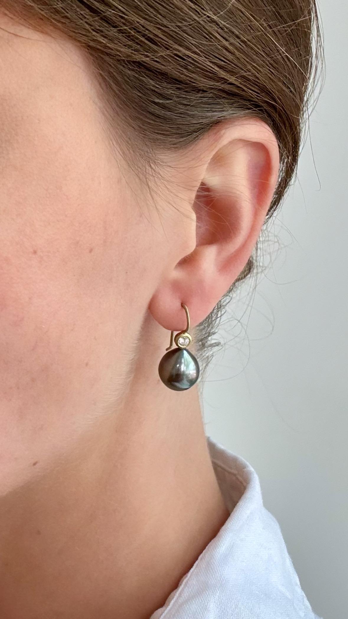 Contemporaneo Orecchini con diamanti 18 carati e perle di Tahiti nere in vendita