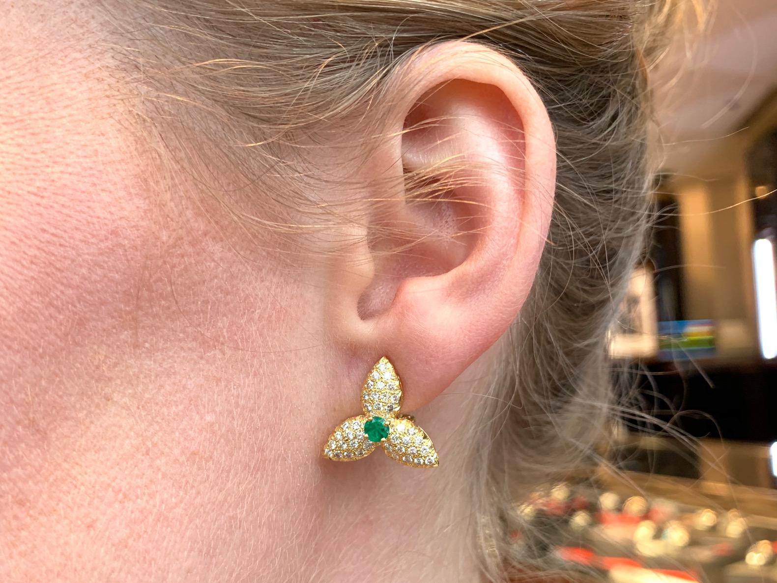 18 Karat Diamond and Emerald Floral Earrings For Sale 4