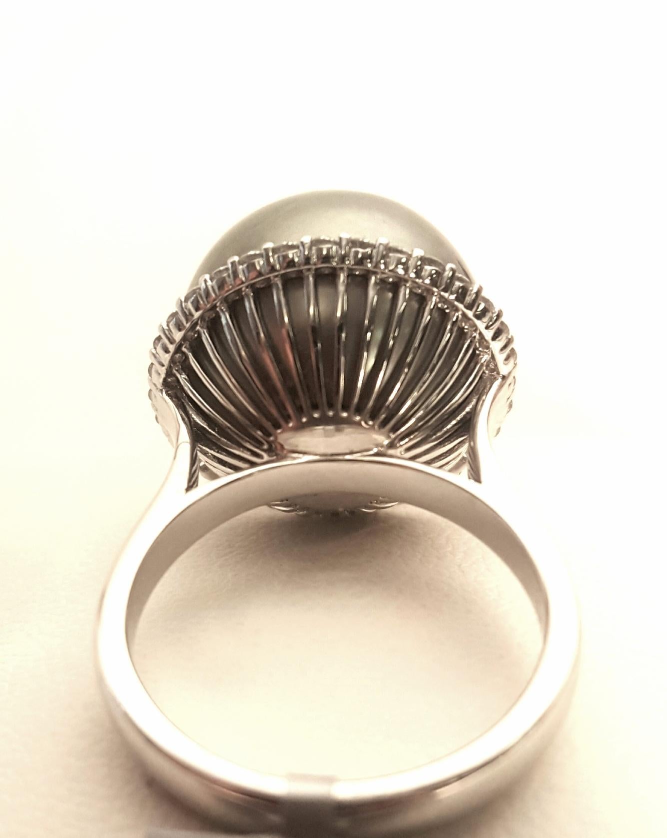 18 Karat Diamond and Gray Tahitian South Sea Pearl Ring In New Condition In Palm Beach, FL