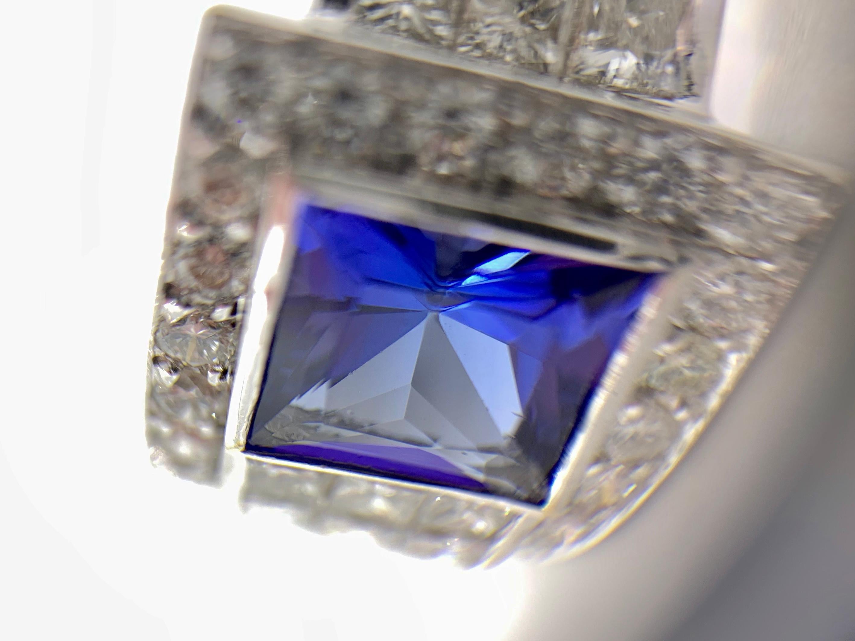18 Karat Diamond and Tanzanite Modern Ring For Sale 5