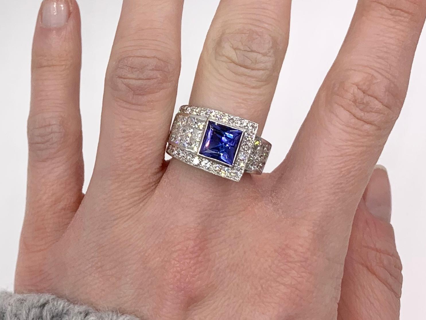 18 Karat Diamond and Tanzanite Modern Ring For Sale 7