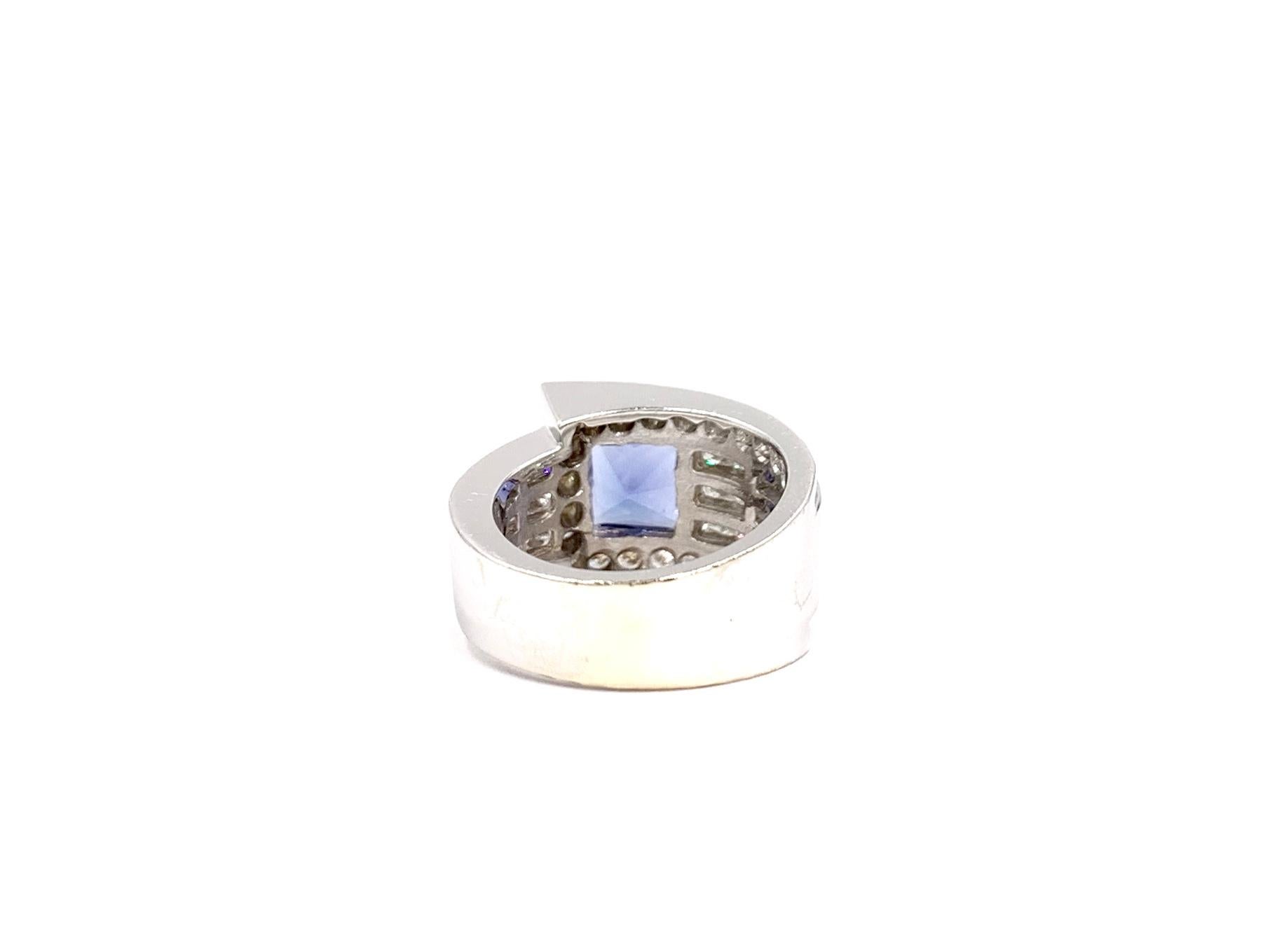 18 Karat Diamond and Tanzanite Modern Ring In Good Condition For Sale In Pikesville, MD
