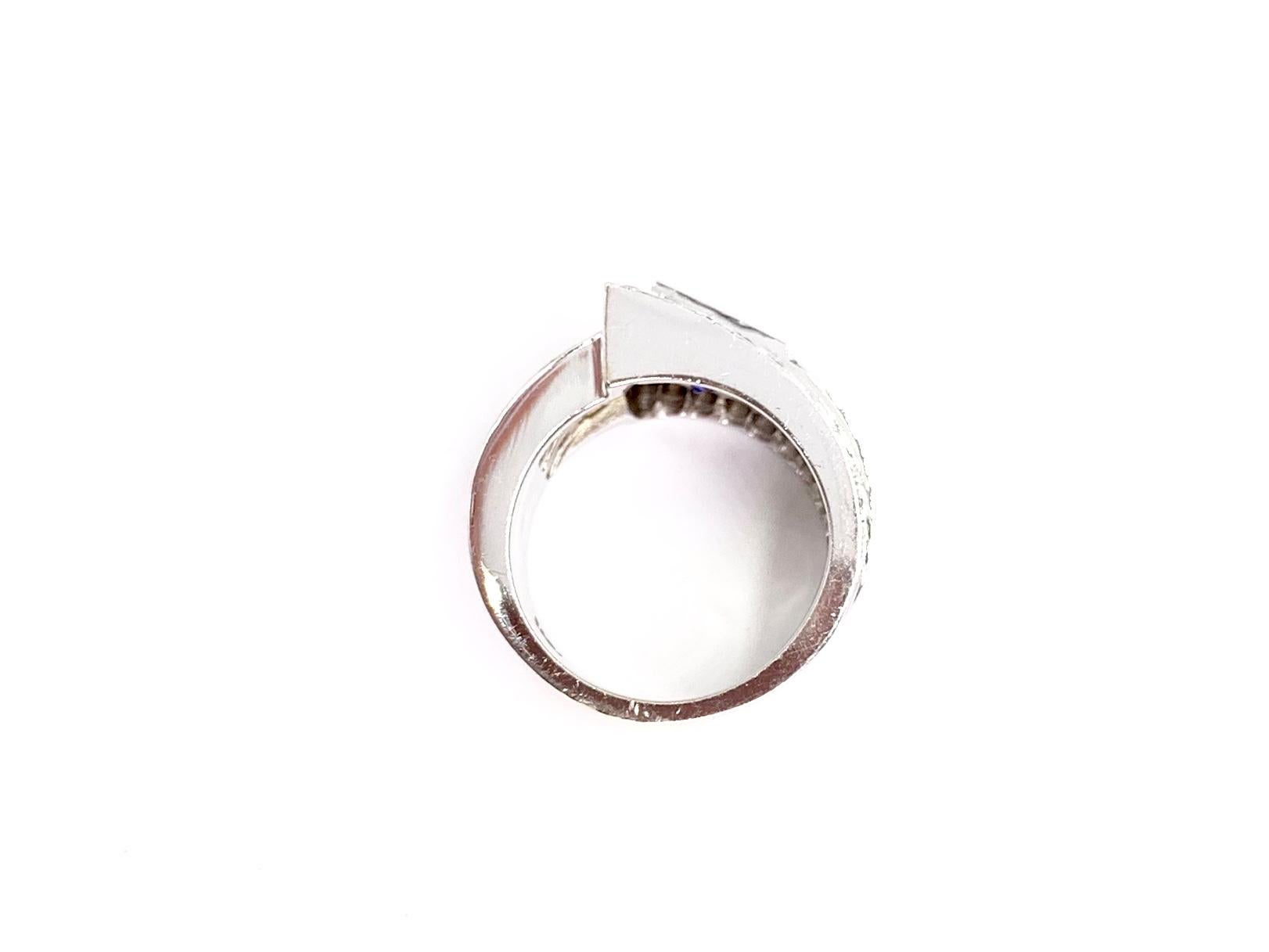 18 Karat Diamond and Tanzanite Modern Ring For Sale 2