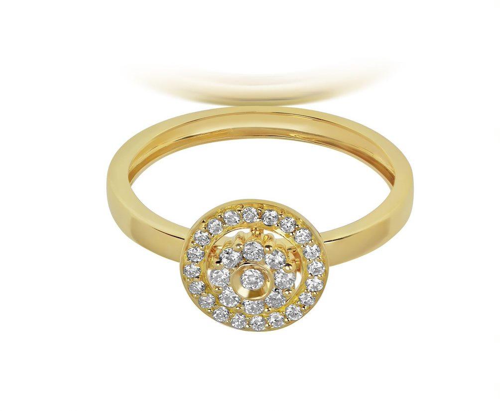 With its contemporary designs paired with the simplicity of daisies, the Diamond Flower Collection combines classic and modern notes. The ring is a simplistic band set in 18K yellow gold with three circles of diamonds placed at the center of the