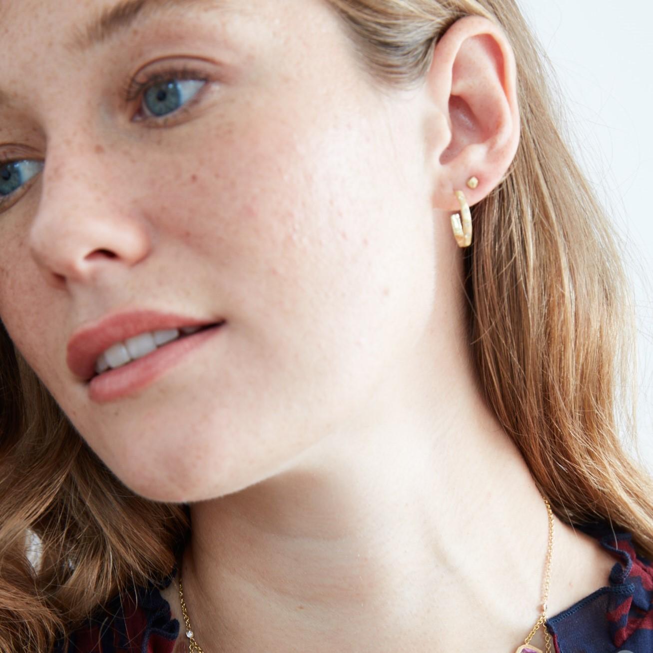 18 Karat Diamond Huggie Hoop Earring im Zustand „Neu“ im Angebot in Brooklyn, NY
