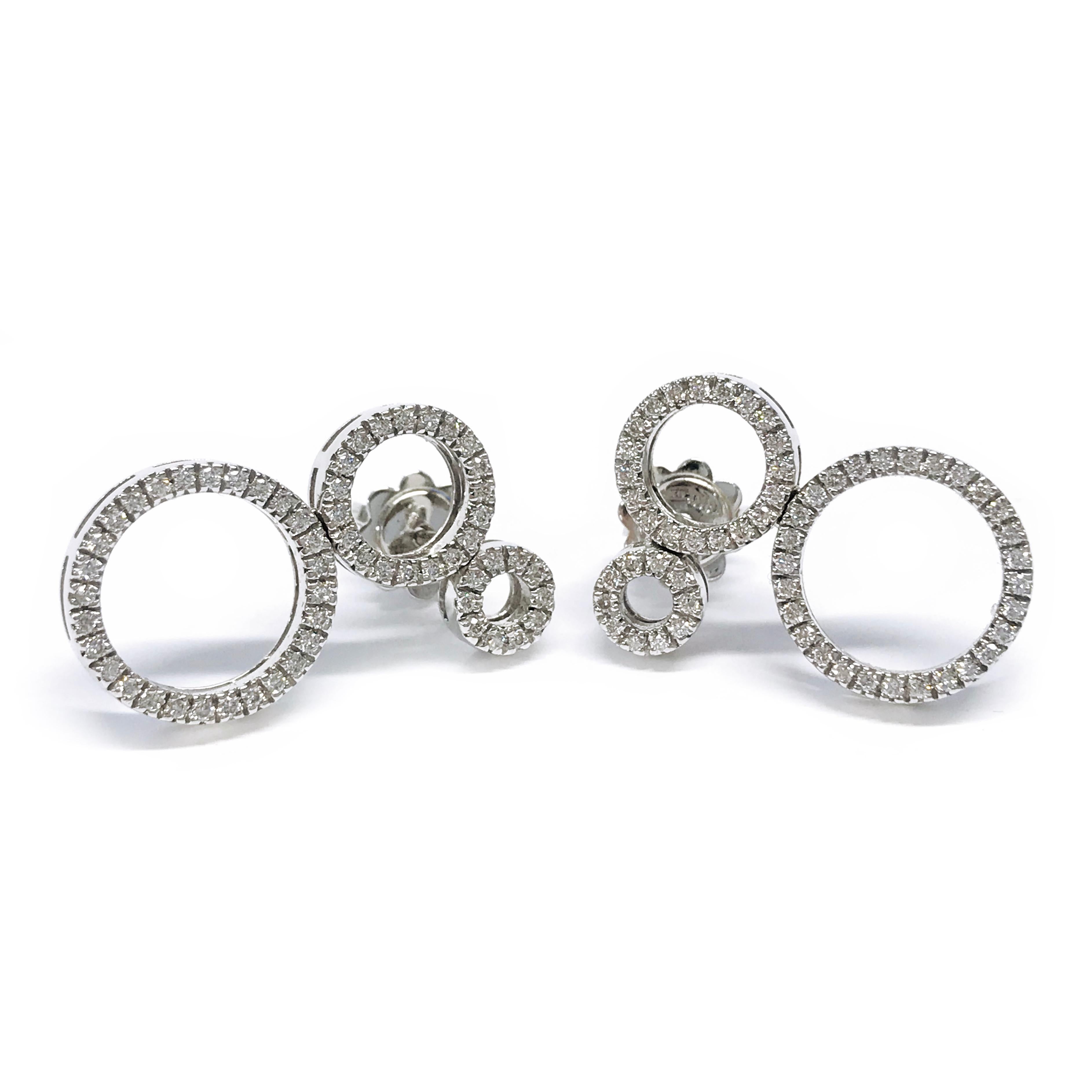 Orecchini a cerchio multiplo con diamanti in oro bianco 18 carati. Questi bellissimi e stravaganti orecchini sono composti da diamanti incastonati in tre cerchi di dimensioni diverse. I diamanti sono a taglio brillante con un peso totale di 0,55ctw.