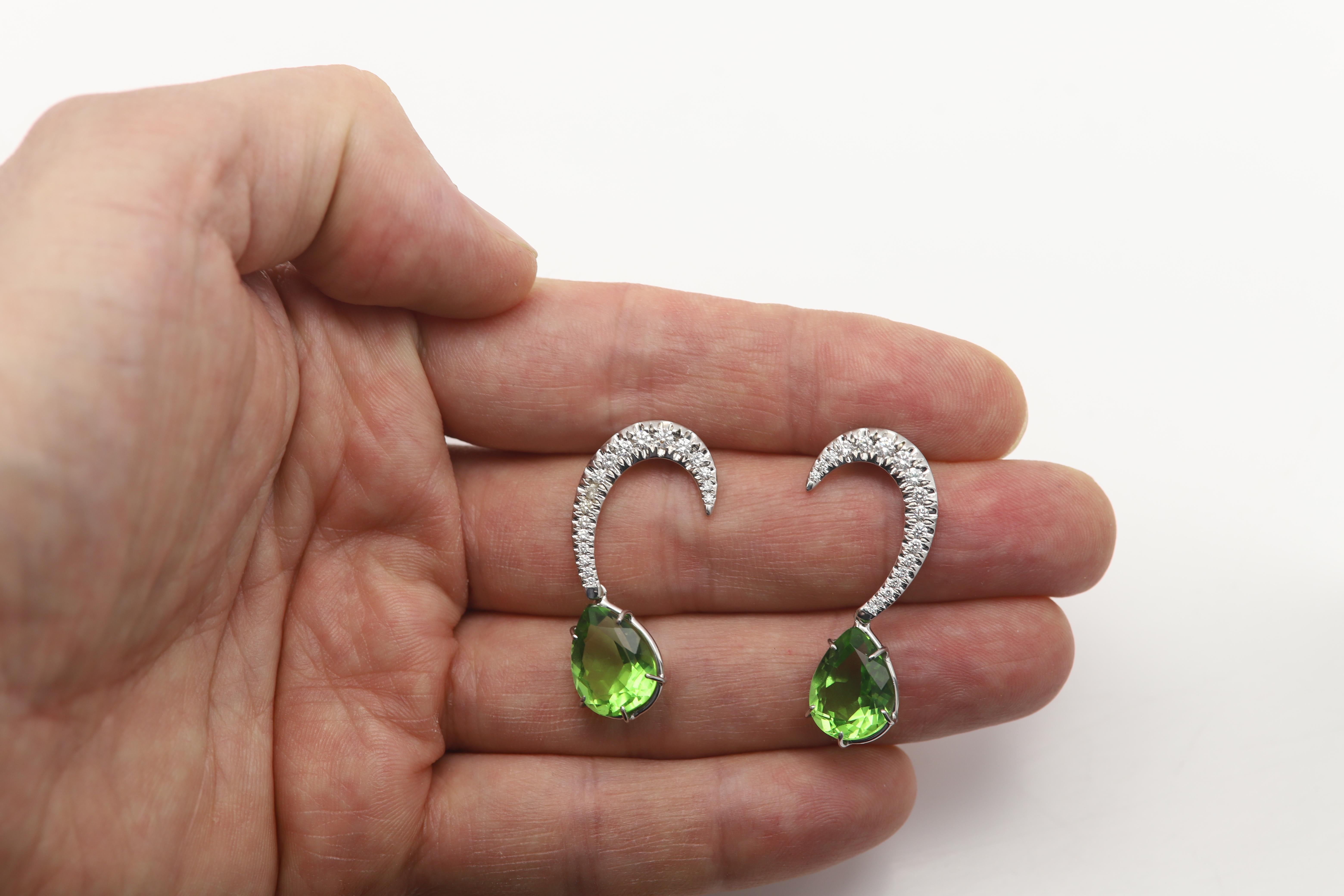 18 Karat Diamond Peridot Earring orecchini rimovibili e intercambiabili Dangle Orecchini curvi in vendita 5