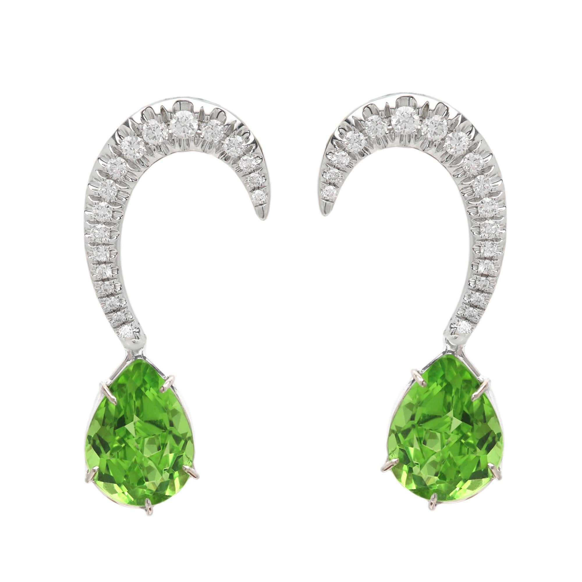 Orecchini pendenti con diamanti e peridoto &New
Peridoto naturale di circa 10,0 carati ciascuno (pietra di grandi dimensioni)
Diamanti naturali di circa 1.0 carati G-VS
Parti rimovibili/intercambiabili
Oro bianco 18k circa 9,20 grammi 
Lunghezza: