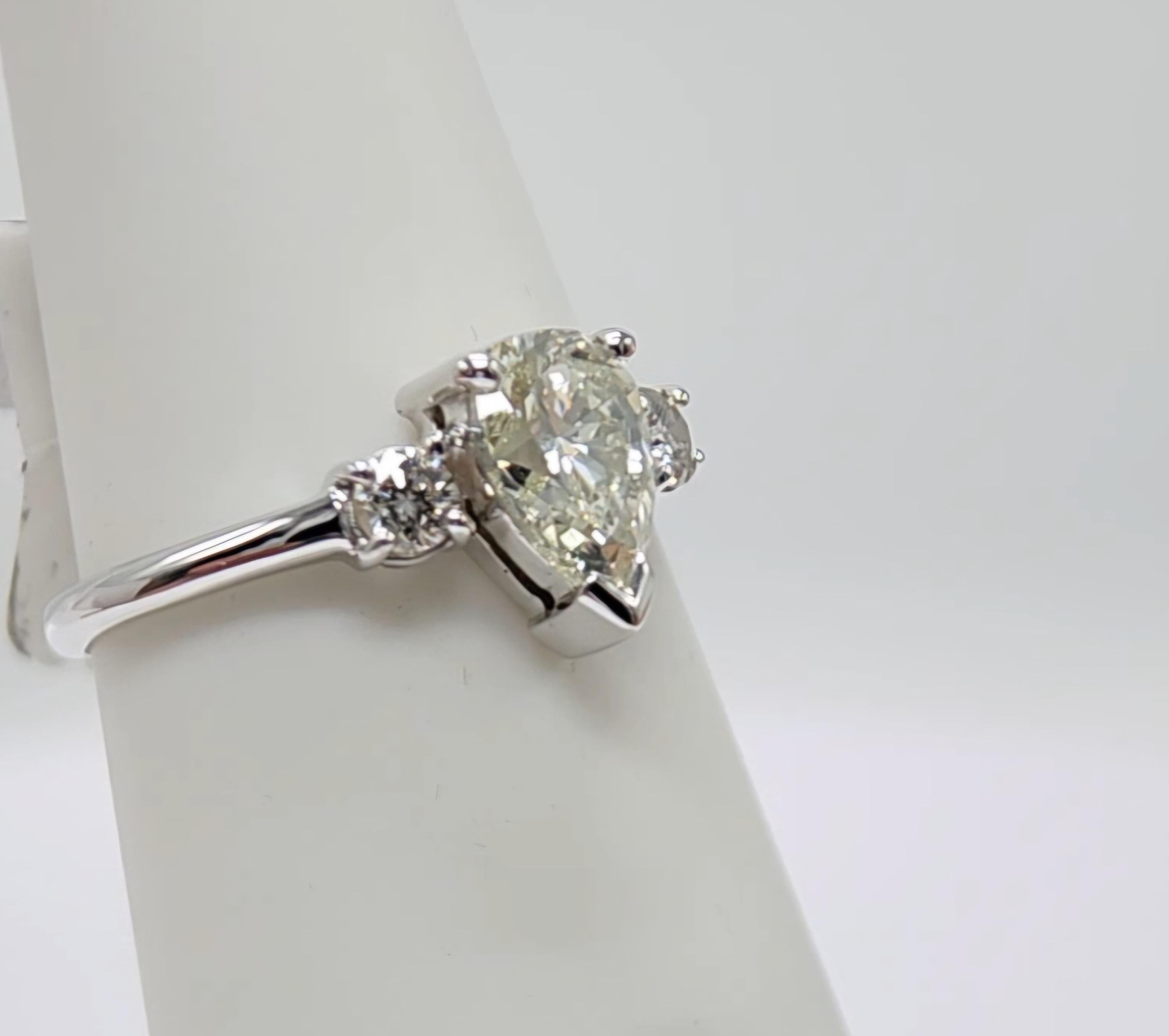 Bague de fiançailles en diamant 18 carats Bague de fiançailles en diamant vintage de forme poire Excellent état - En vente à Brooklyn, NY