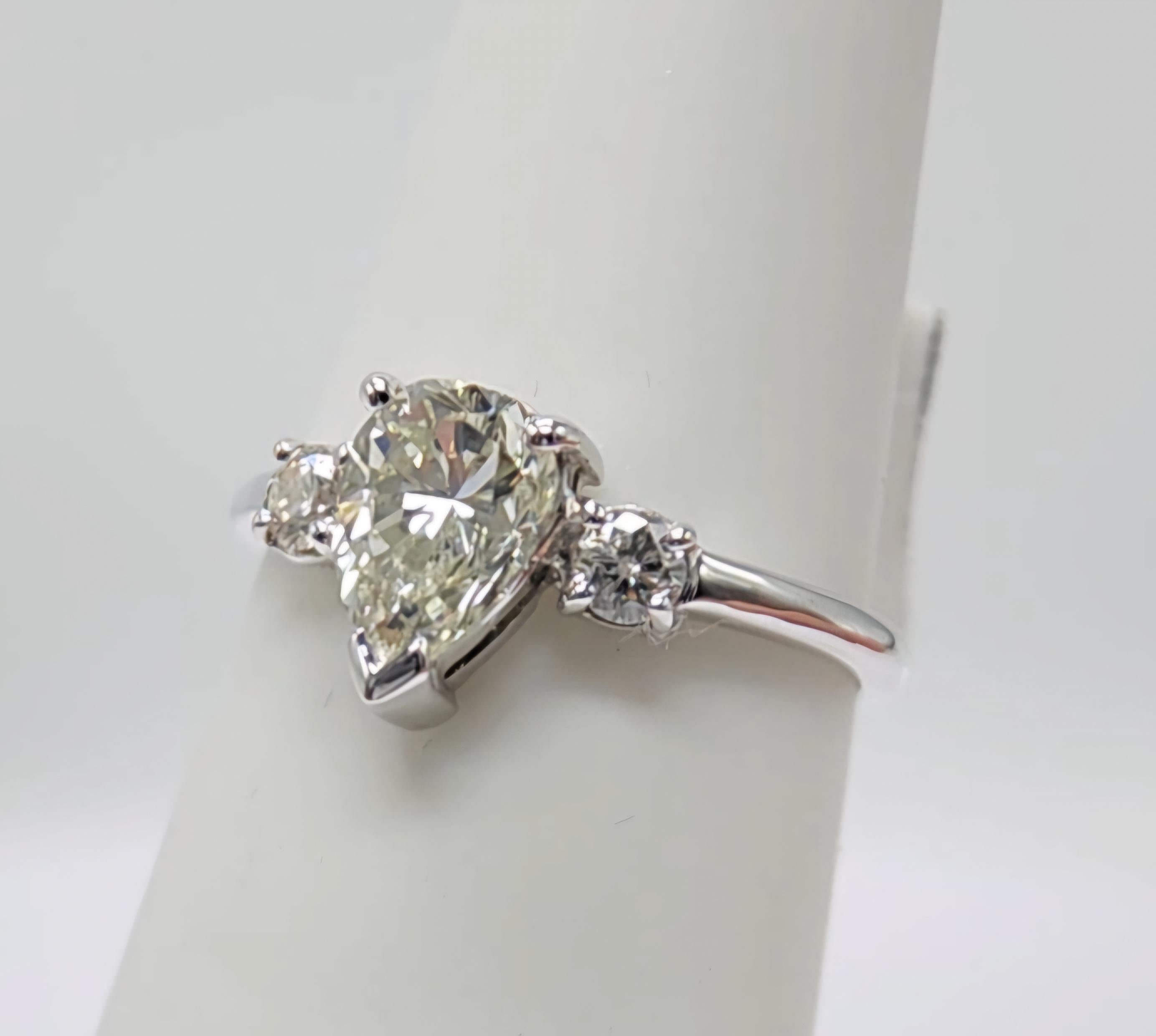 Bague de fiançailles en diamant 18 carats Bague de fiançailles en diamant vintage de forme poire Pour femmes en vente