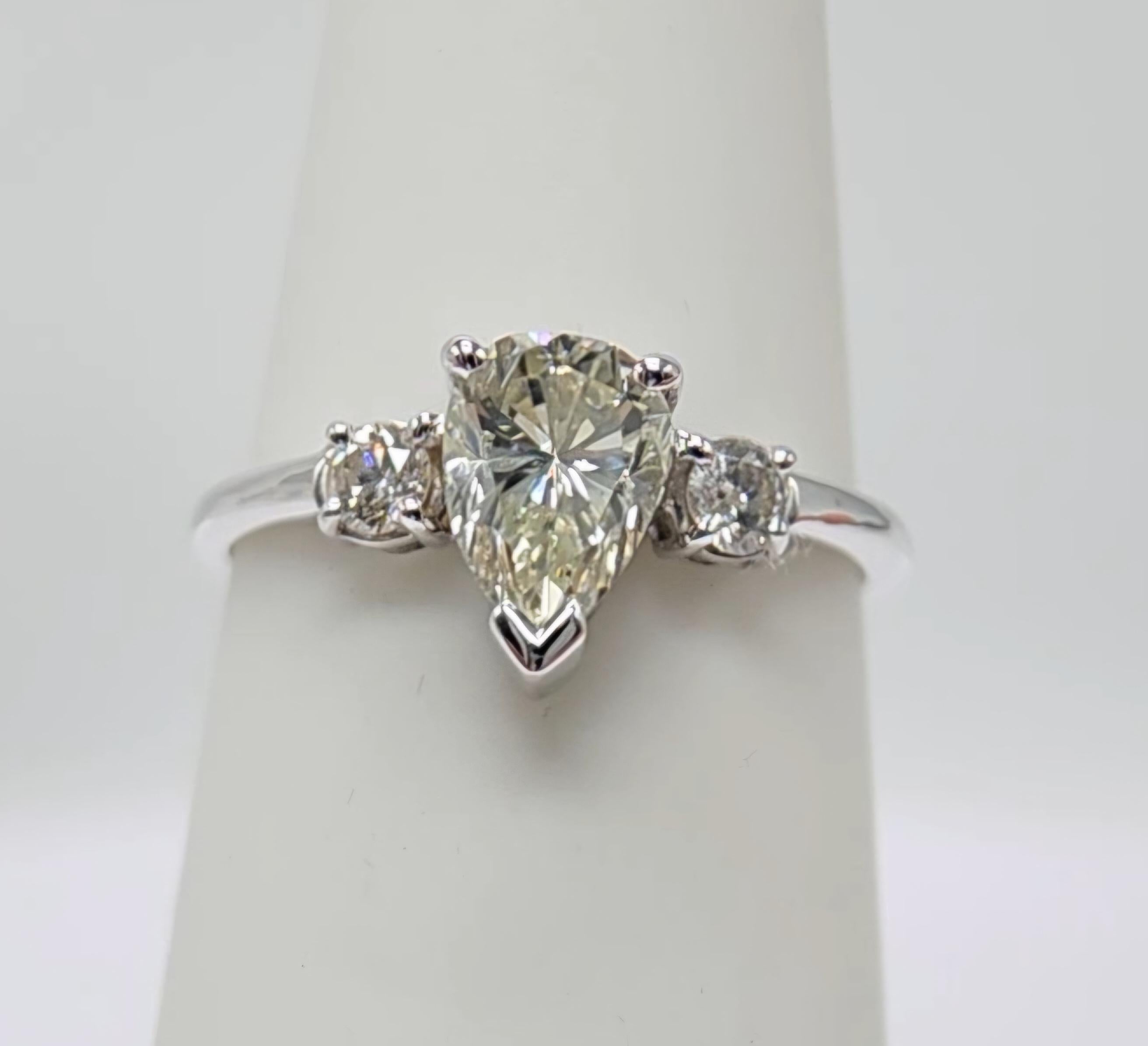 Bague de fiançailles en diamant 18 carats Bague de fiançailles en diamant vintage de forme poire en vente 1