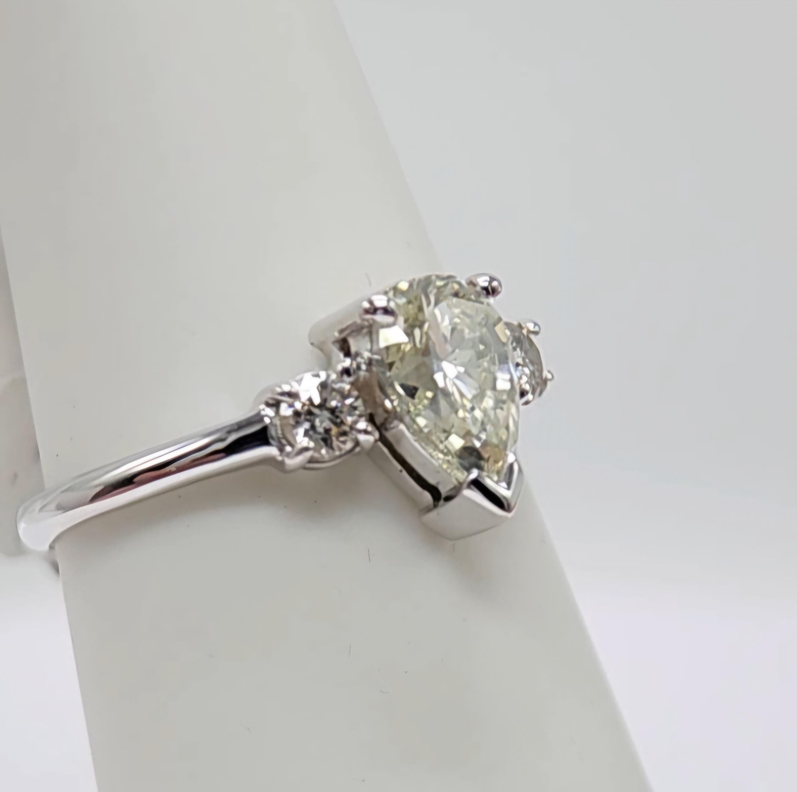 Bague de fiançailles en diamant 18 carats Bague de fiançailles en diamant vintage de forme poire en vente 2