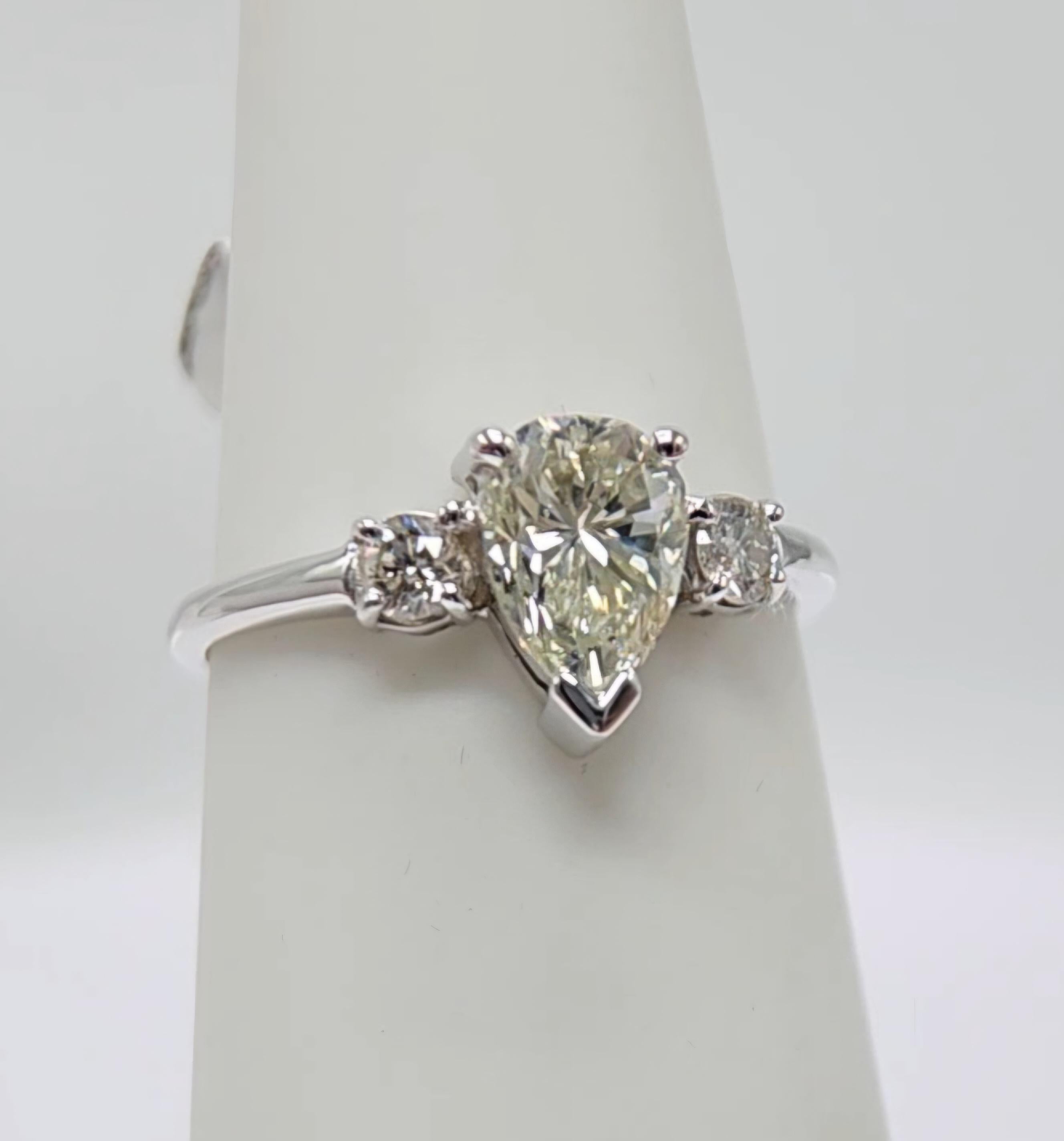 Bague de fiançailles en diamant 18 carats Bague de fiançailles en diamant vintage de forme poire en vente 3