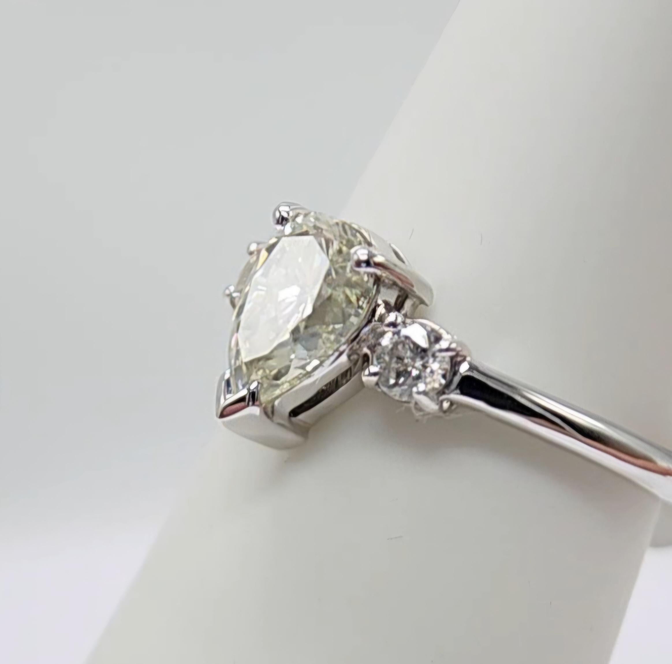 Bague de fiançailles en diamant 18 carats Bague de fiançailles en diamant vintage de forme poire en vente 4