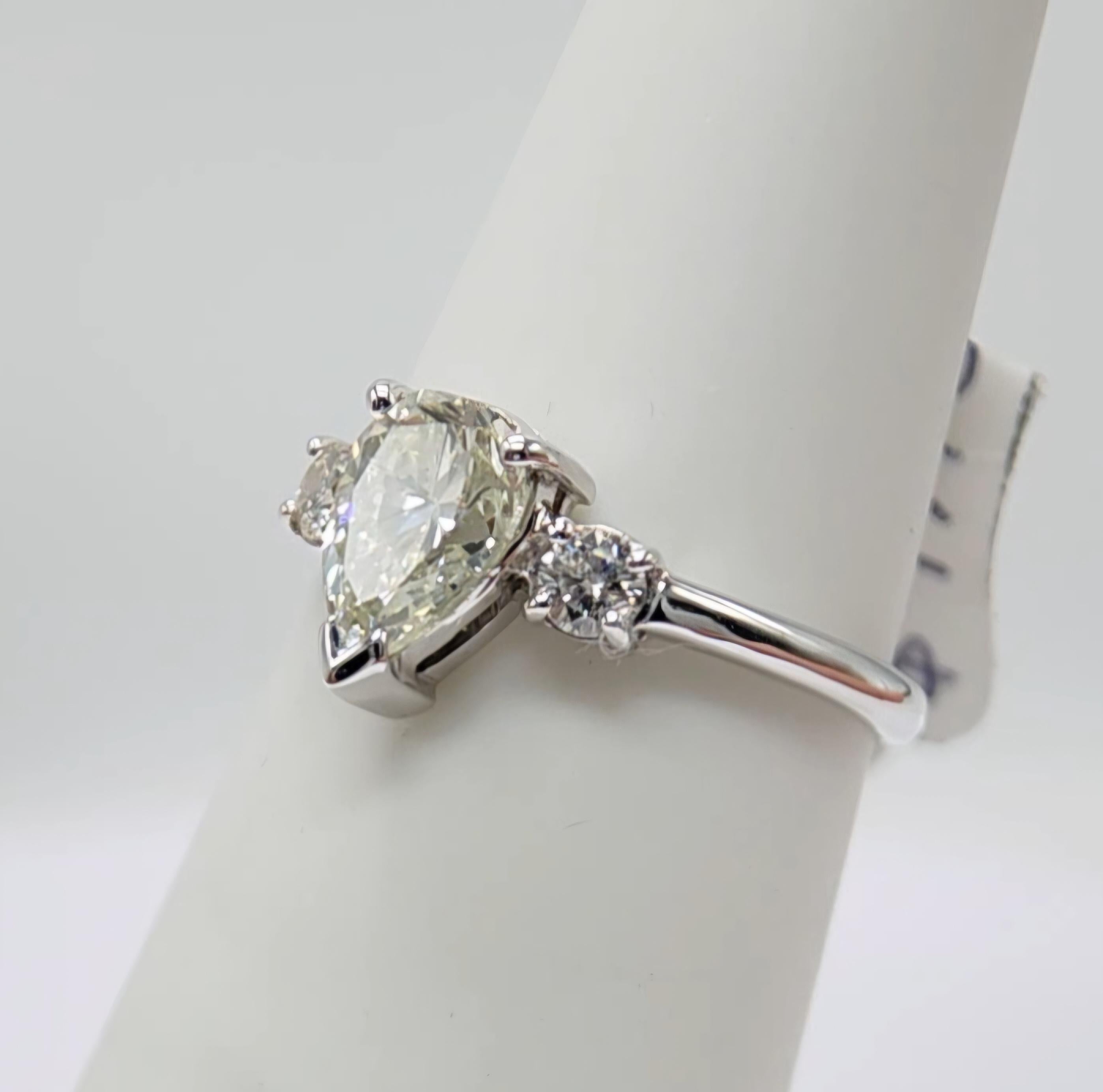 Bague de fiançailles en diamant 18 carats Bague de fiançailles en diamant vintage de forme poire en vente 5