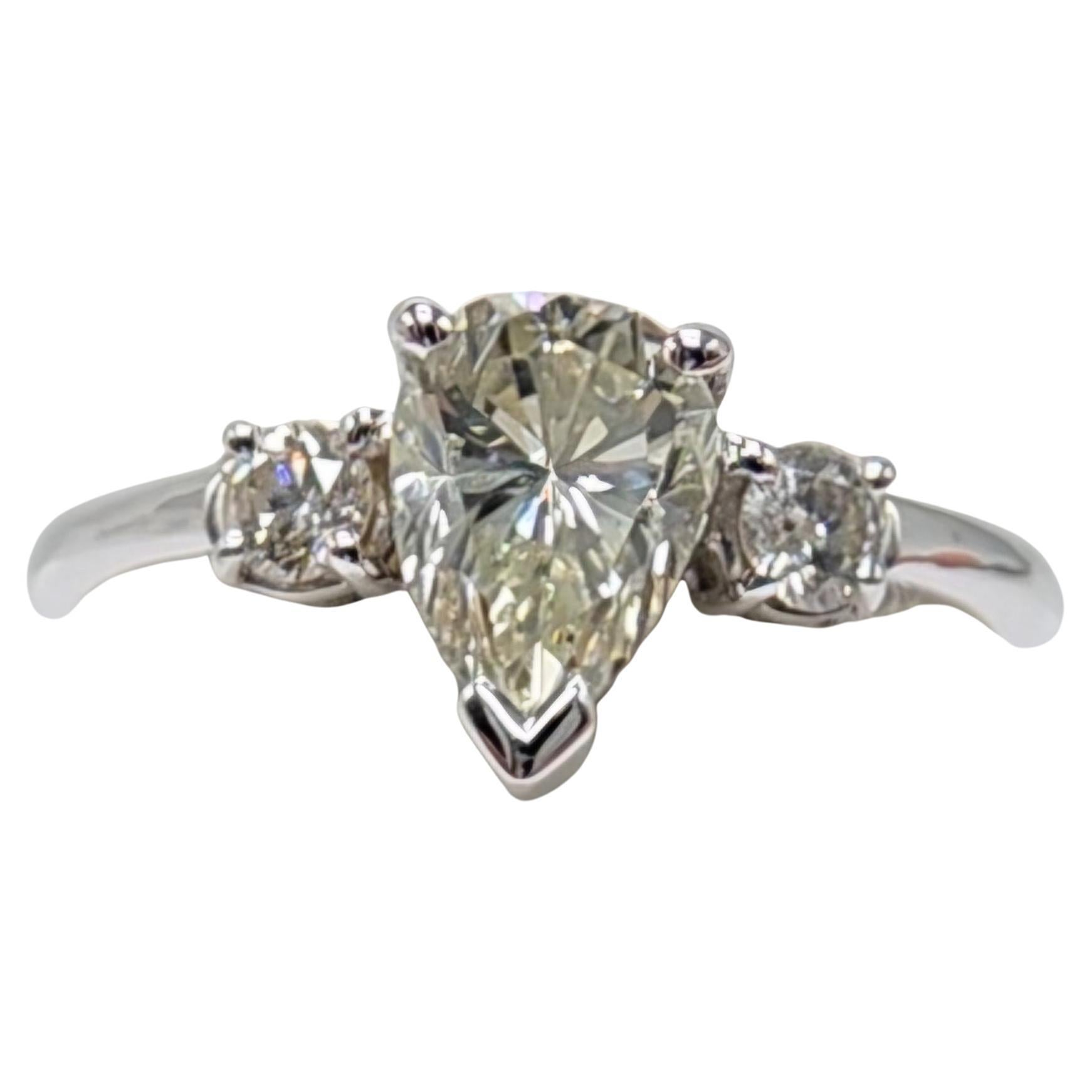 Taille poire Bague de fiançailles en diamant 18 carats Bague de fiançailles en diamant vintage de forme poire en vente