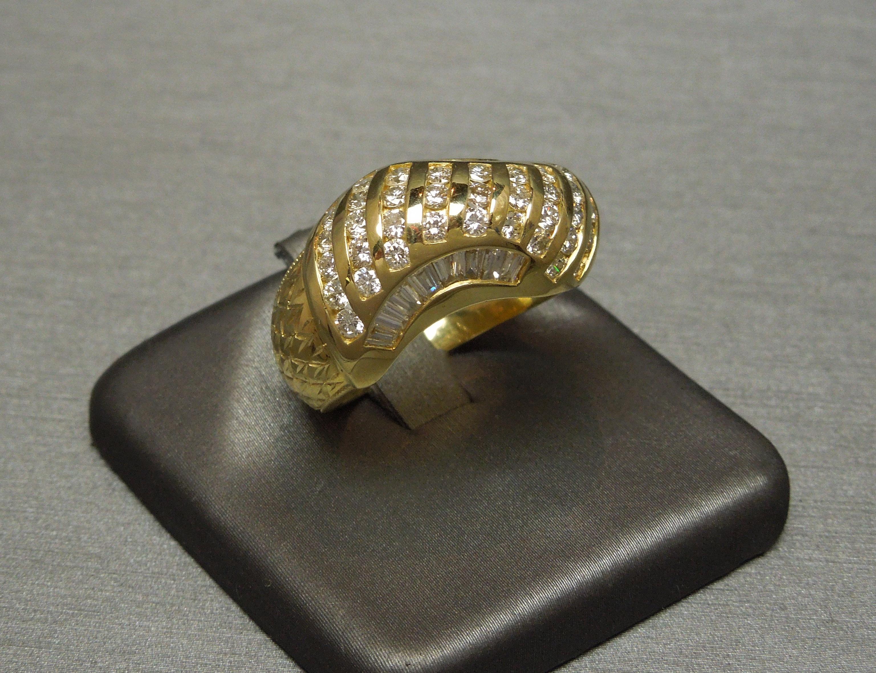 18 Karat Diamond Snake-Skin Dome Ring For Sale 2