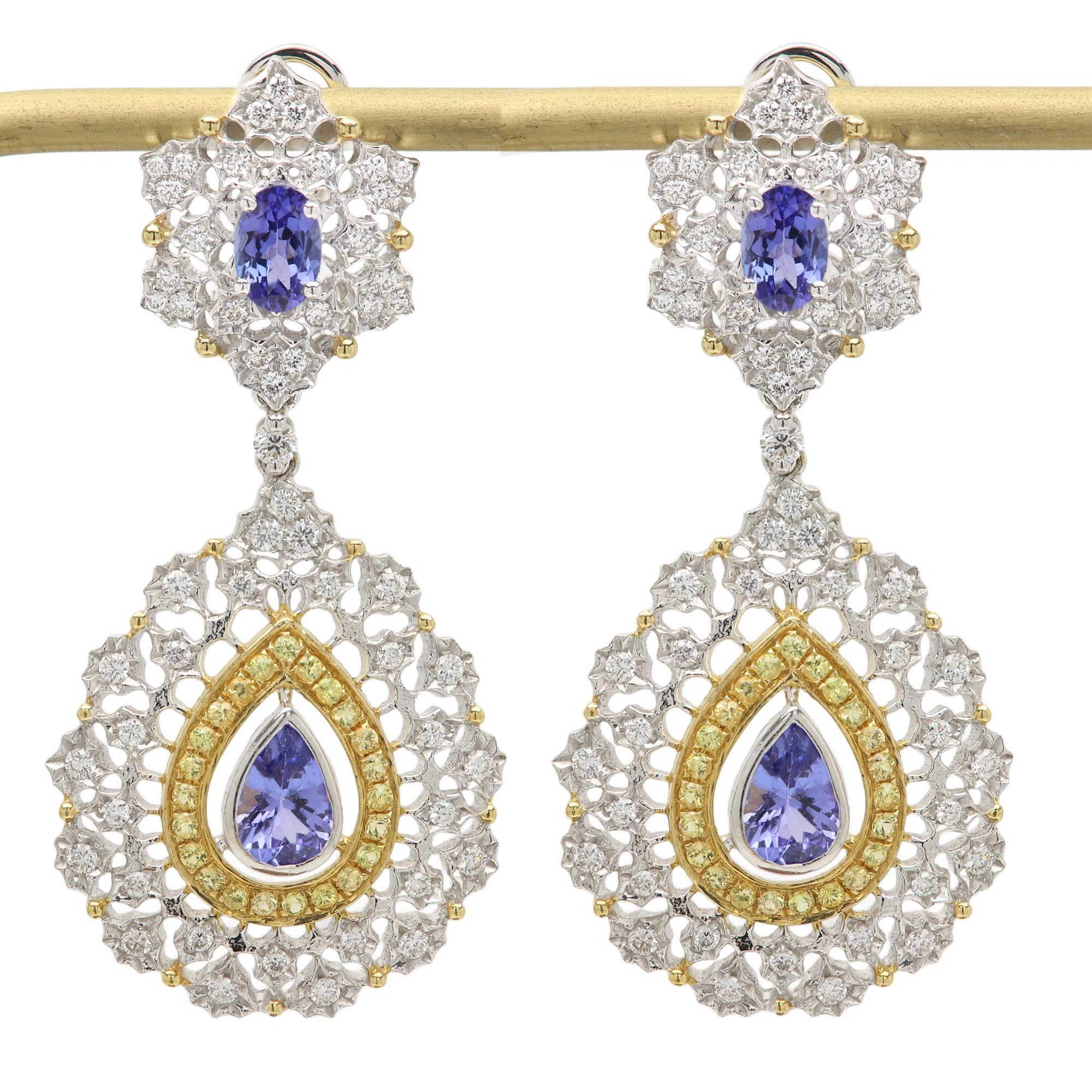 Orecchini pendenti con diamanti e tanzanite &New
Tanzanite naturale di circa 2,47 carati in totale
Diamanti naturali di circa 1.11 carati G-VS
Zaffiro giallo naturale di circa 0,53 carati
Parti rimovibili/intercambiabili
Vero oro bianco e giallo a