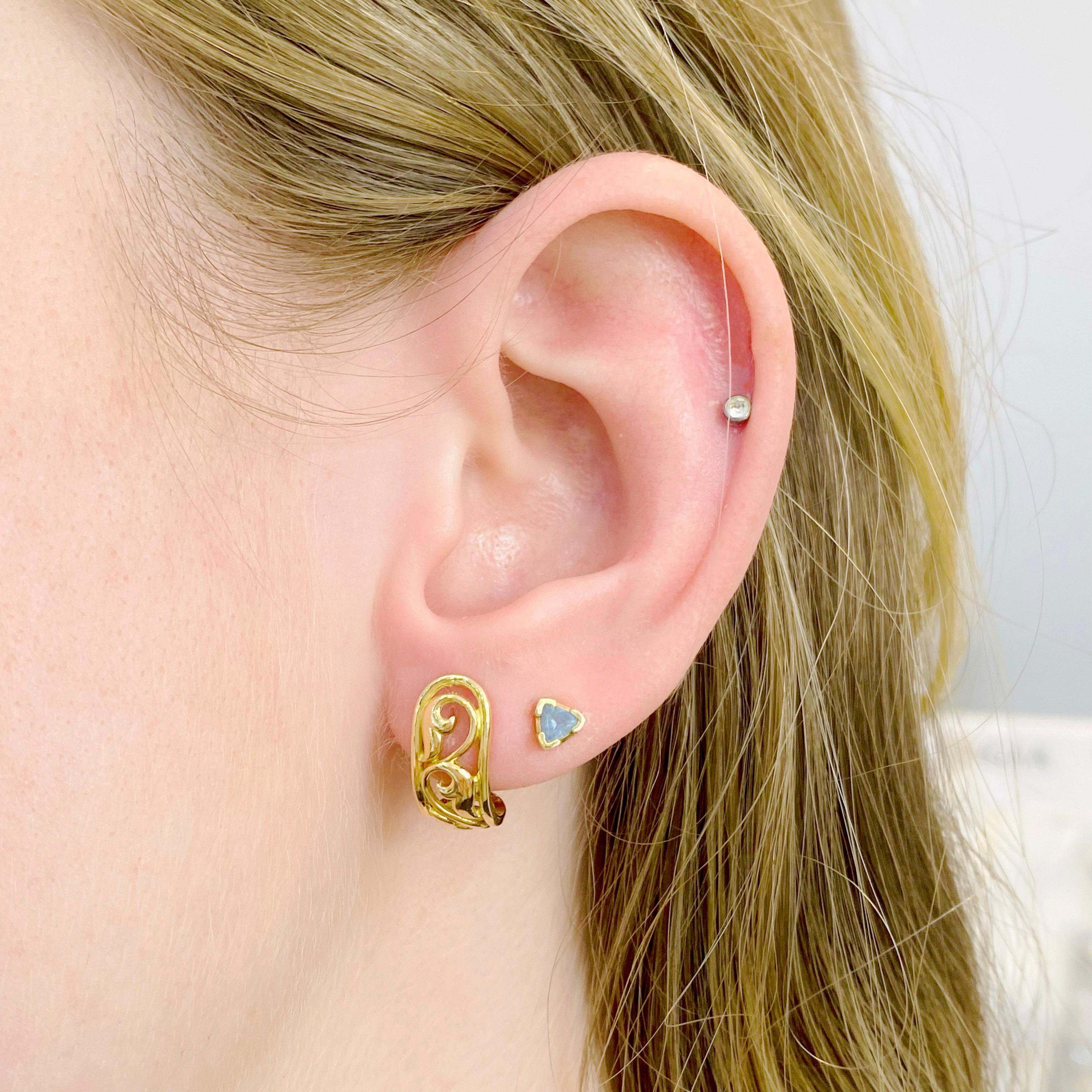 Diese massiven Ohrringe aus 18 Karat Gelbgold sind elegant und stilvoll mit einem zeitlosen Ranken- und Blattmotiv! J-Hoop-Ohrringe bieten das Flair und den Schwung von vollen Reifen, mit einem leichteren Gefühl für Ihren Look. Zeigen Sie Ihren