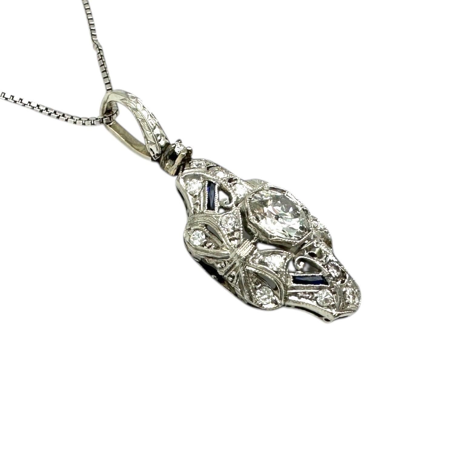 Sapientemente realizzato con diamanti europei e zaffiri baguette, il Ciondolo con Diamante Edwardiano 1,50ct 18k irradia eleganza e raffinatezza senza tempo. Una splendida pietra centrale da un carato è incastonata in una cornice di baguette di